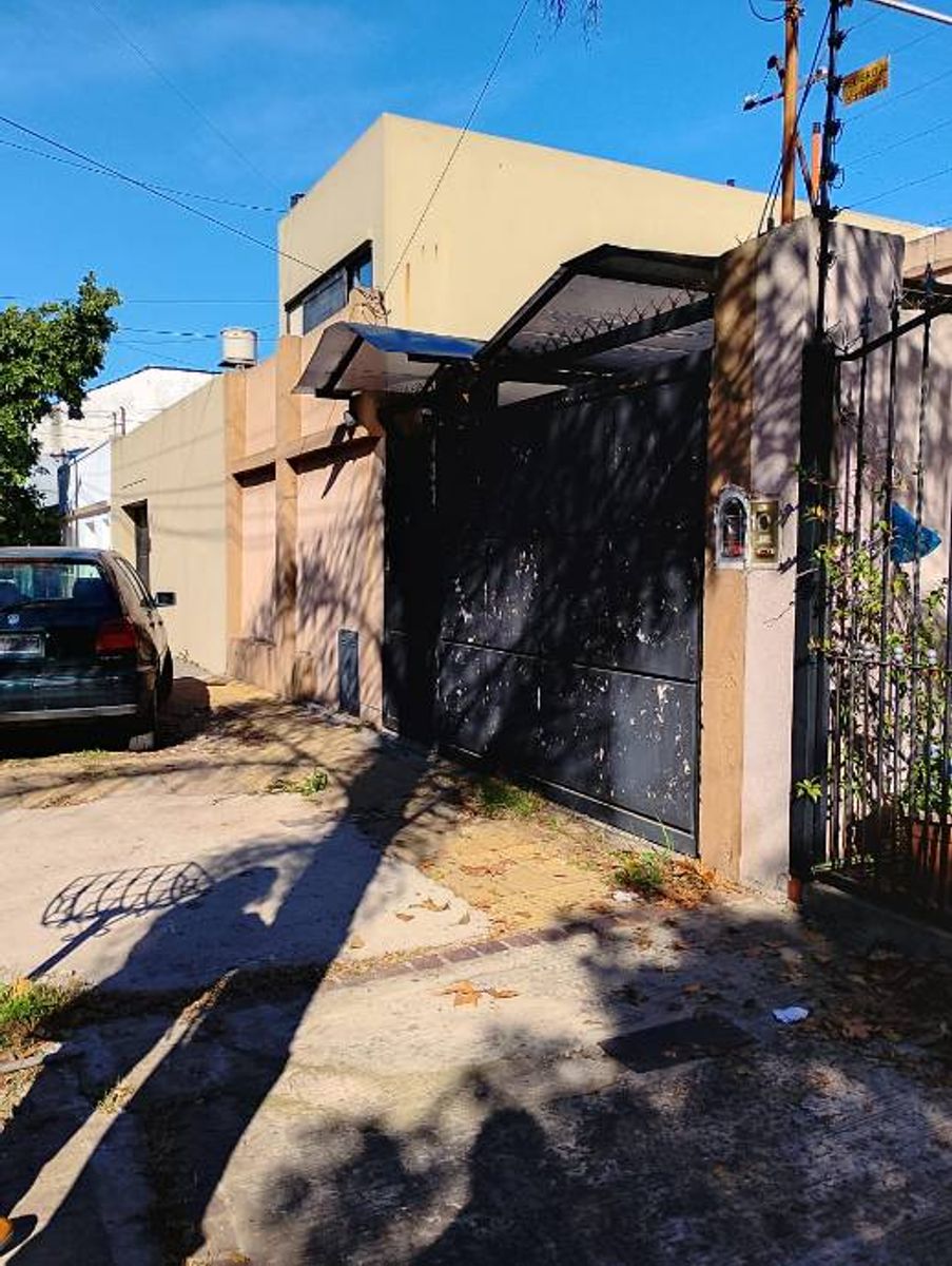 CASA DE 4 AMBIENTES EN HAEDO