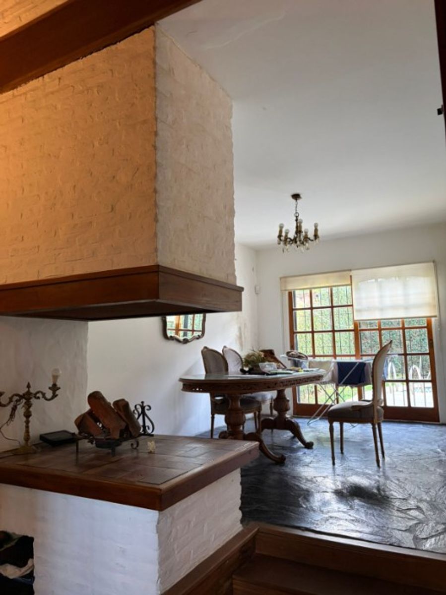 IMPORTANTE CHALET DE 5 AMBIENTES ESTILO FRANCES -