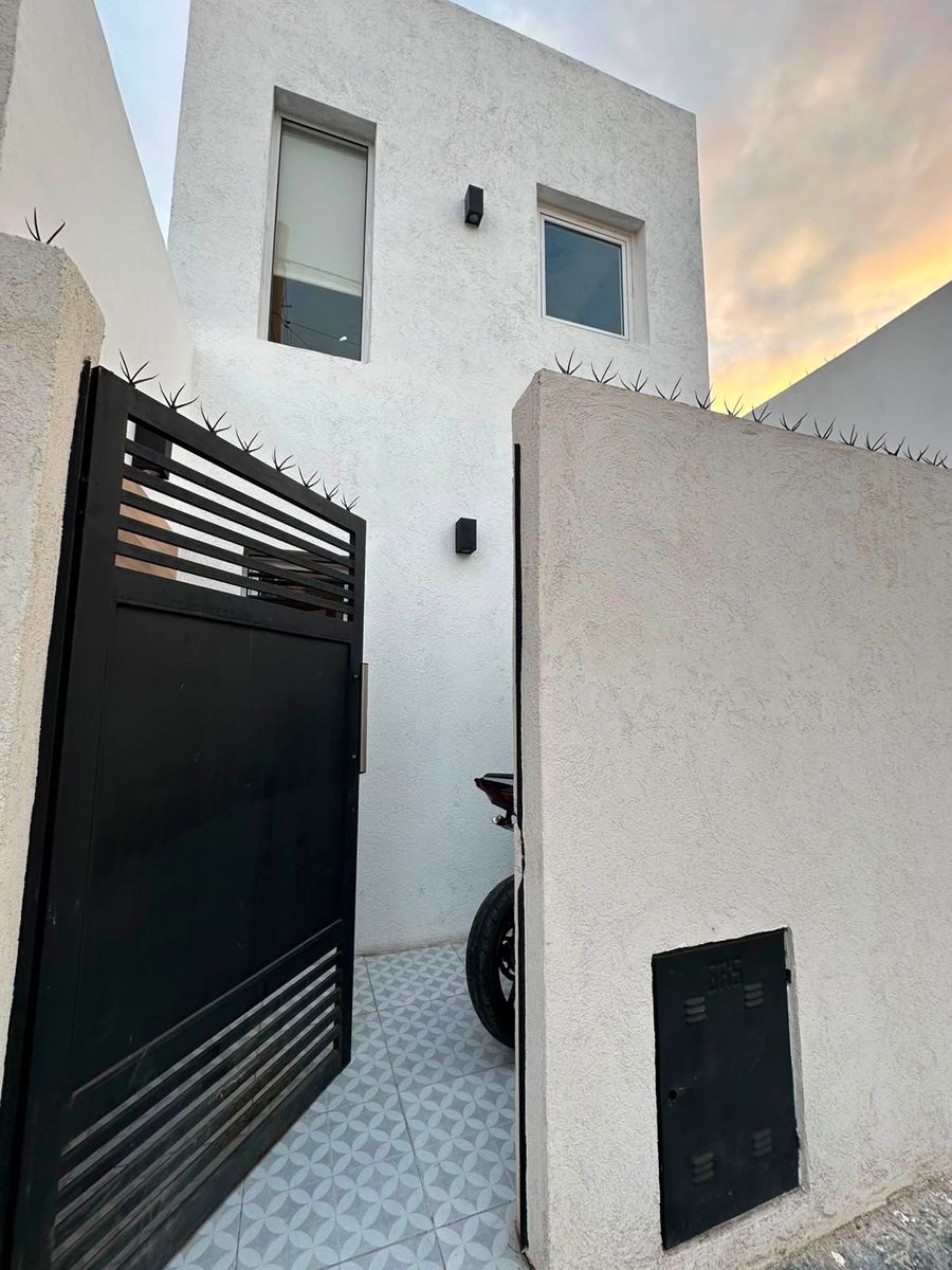 CASA DE 3 AMBIENTES CON RETIRO DE FRENTE Y JARDIN EN ALQUILER - DON TORCUATO