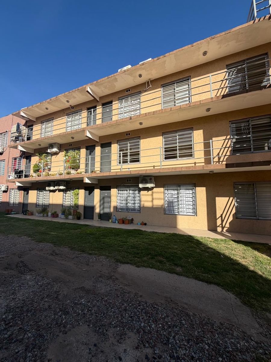 EXCELENTE DEPARTAMENTO DE 2 AMBIENTES CON COCHER Y TERRAZA EN VENTA - MORON SUR