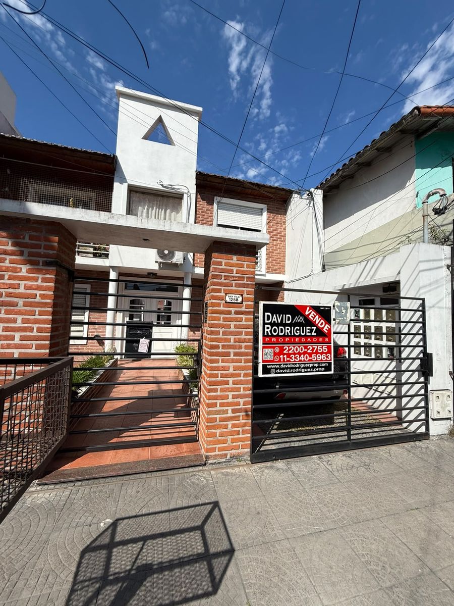 DEPARTAMENTO DE 2 AMBIENTES CON COCHERA