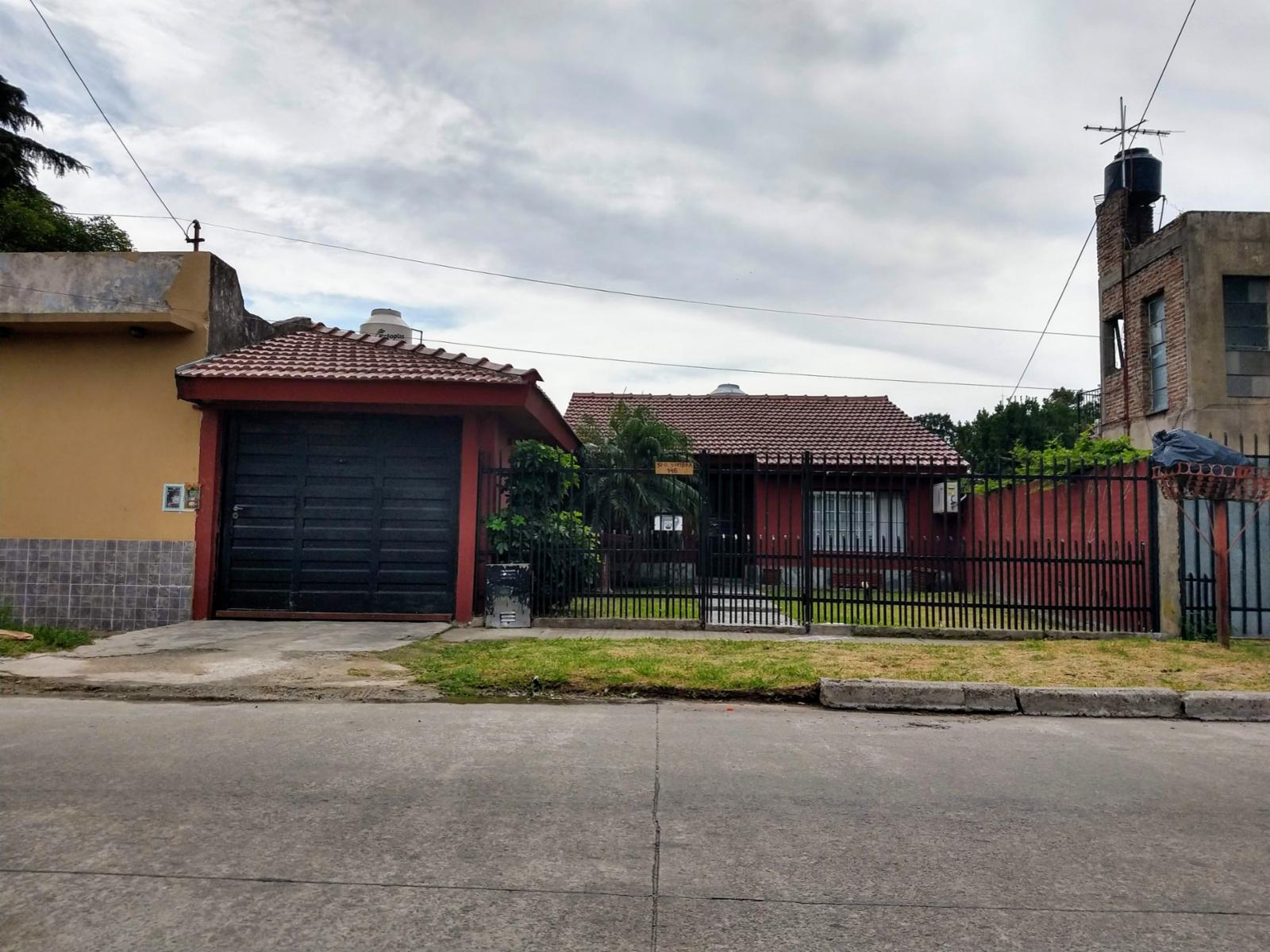 Casa 4 ambientes en Villa Luzuriaga