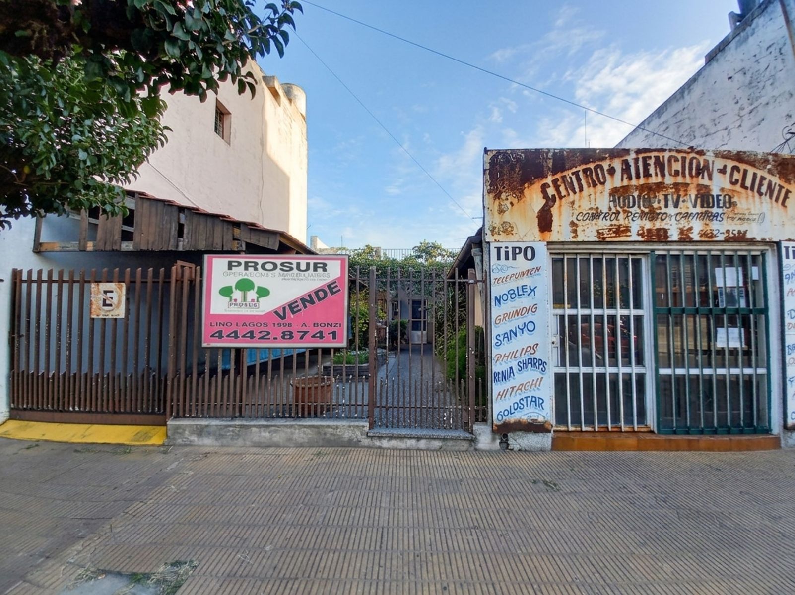 Gran Propiedad con Casa Principal, Departamento, Local y Parque