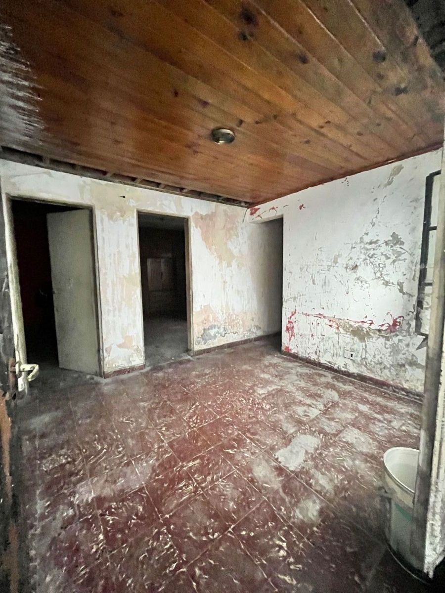 SE VENDE CASA A REFACCIONAR EN FLORES