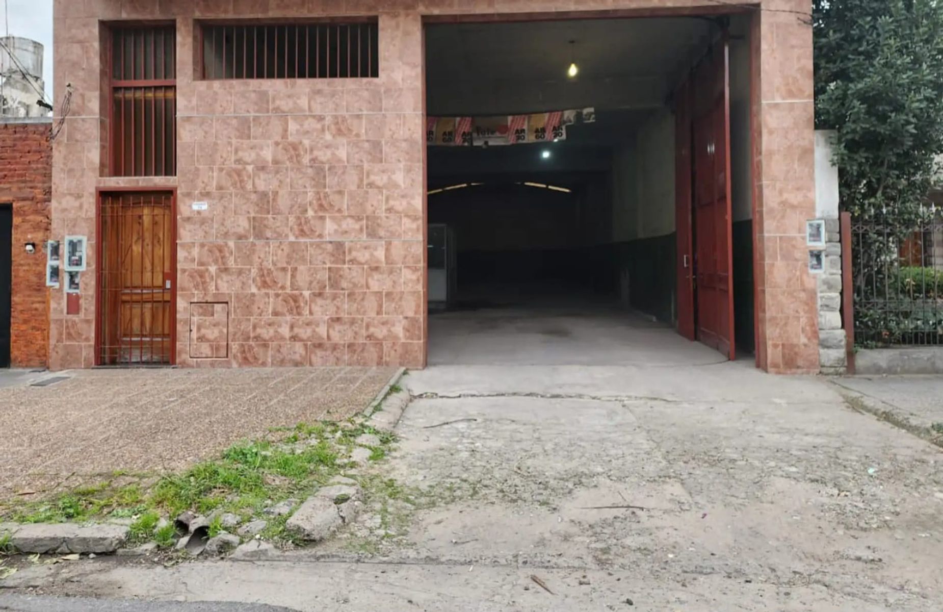 SE VENDE Galpón/Depósito + Dpto en planta alta. en LOMAS DEL MIRADOR