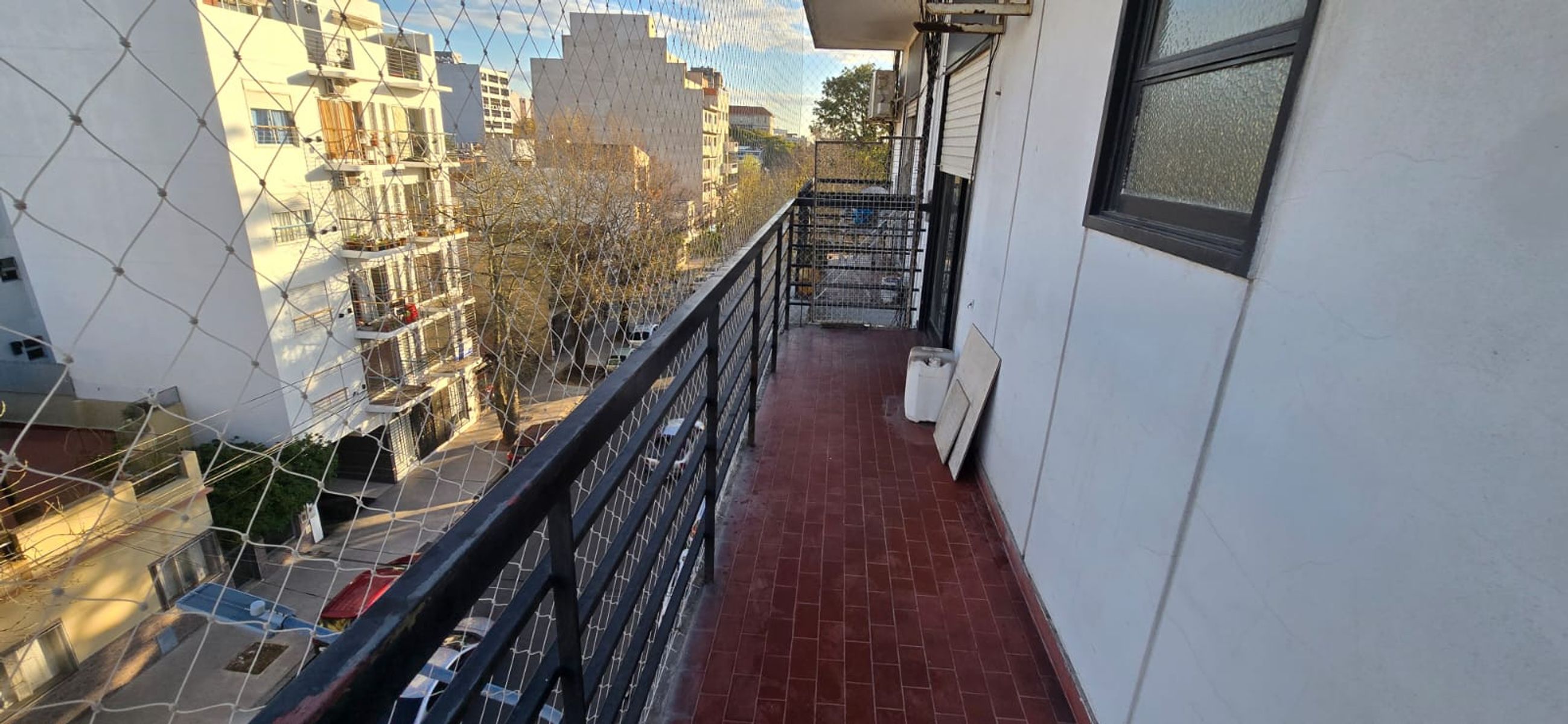SE VENDE DPTO 2 AMB. AL FRENTE CON BALCON