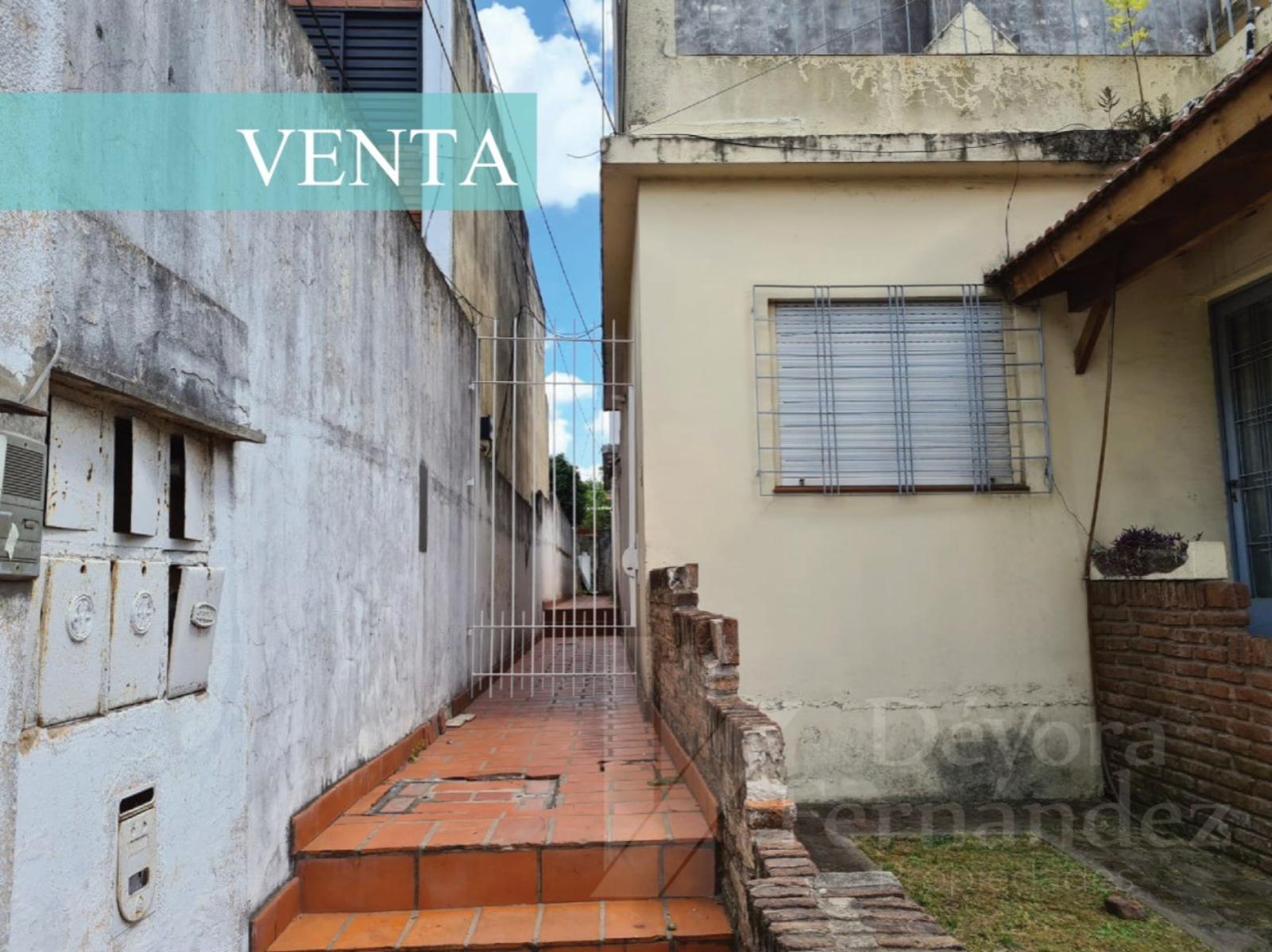 PH EN CASTELAR EN LA CALLE RANCHOS 1454  A METROS DE SARMIENTO  DOS CASAS EN UN MISMO LUGAR