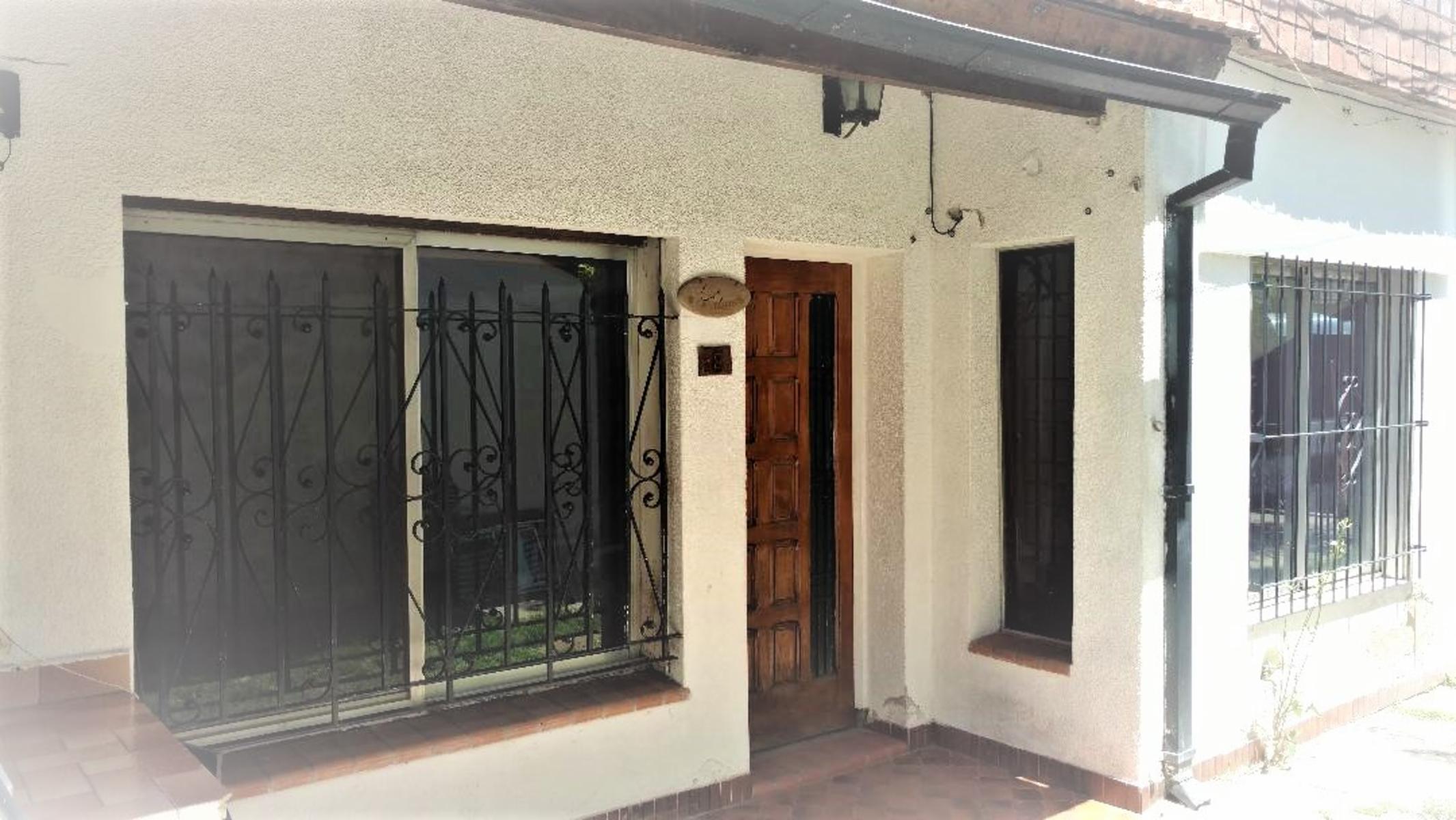 P.H. con excelente ubicación en Haedo Sur, muy  confortable, luminoso y enorme terraza.-