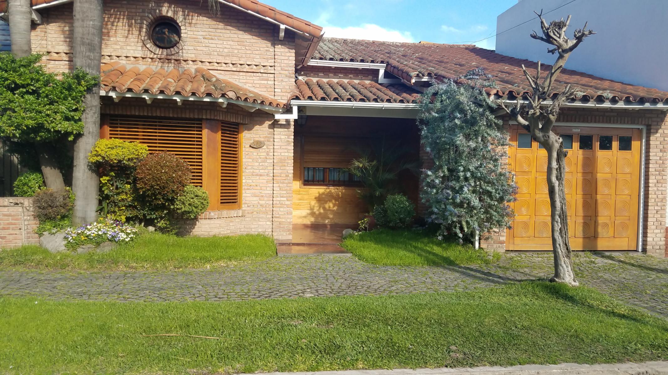 Chalet 4 ambientes con fondo