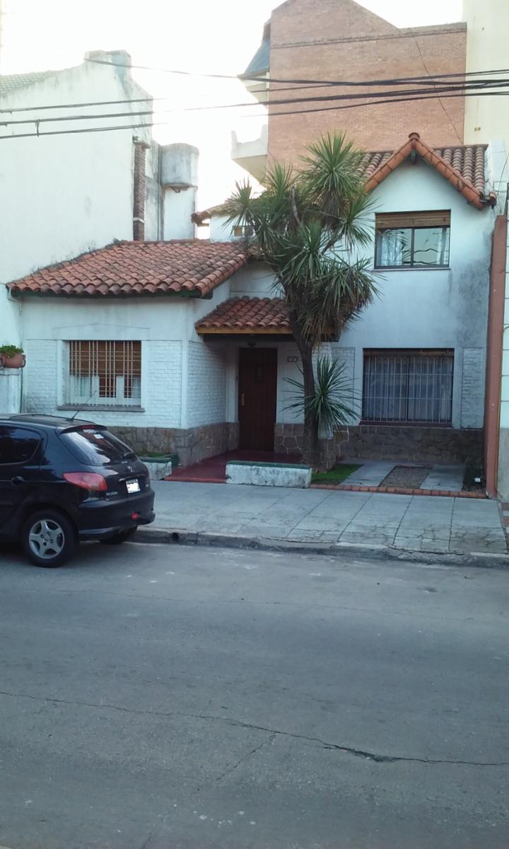 Chalet 2 plantas con entrada de auto