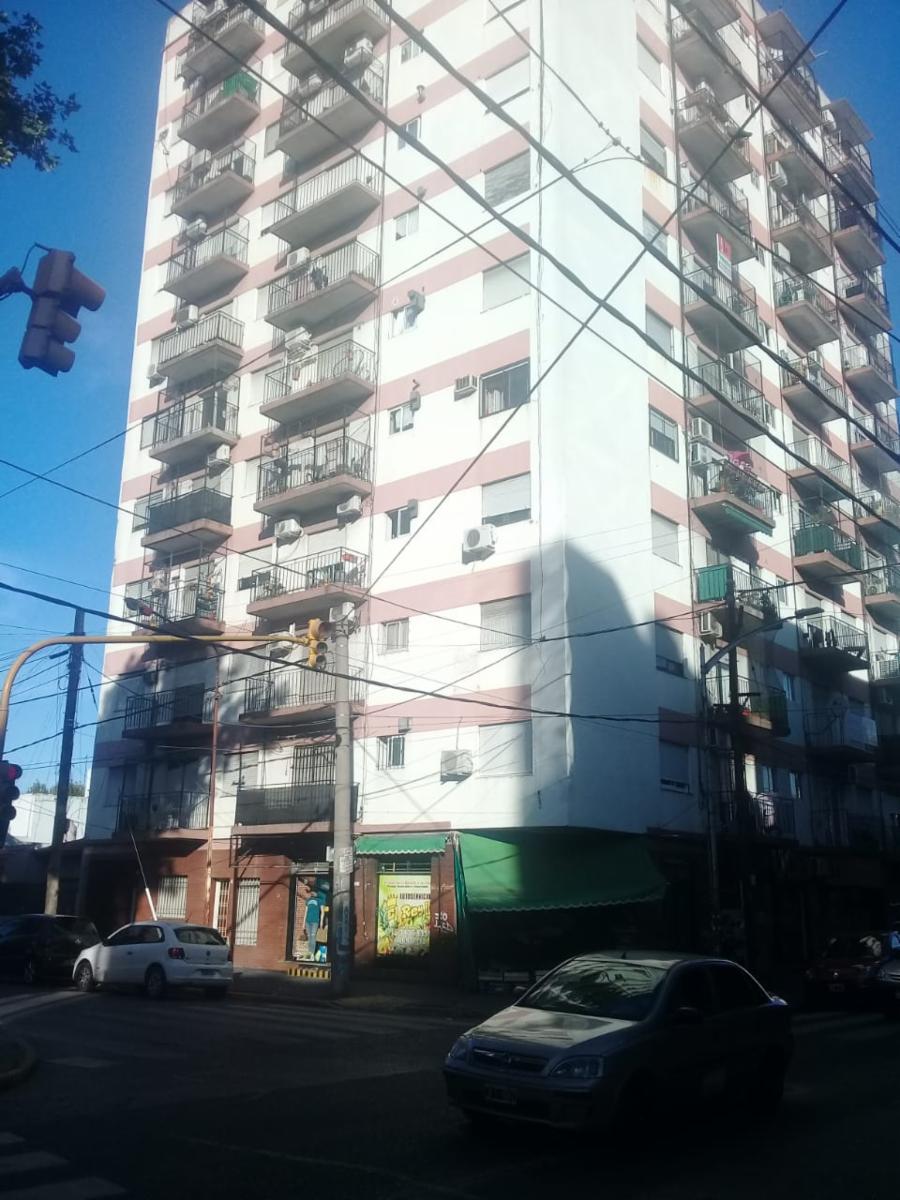 Departamento 2 ambientes al frente con balcón