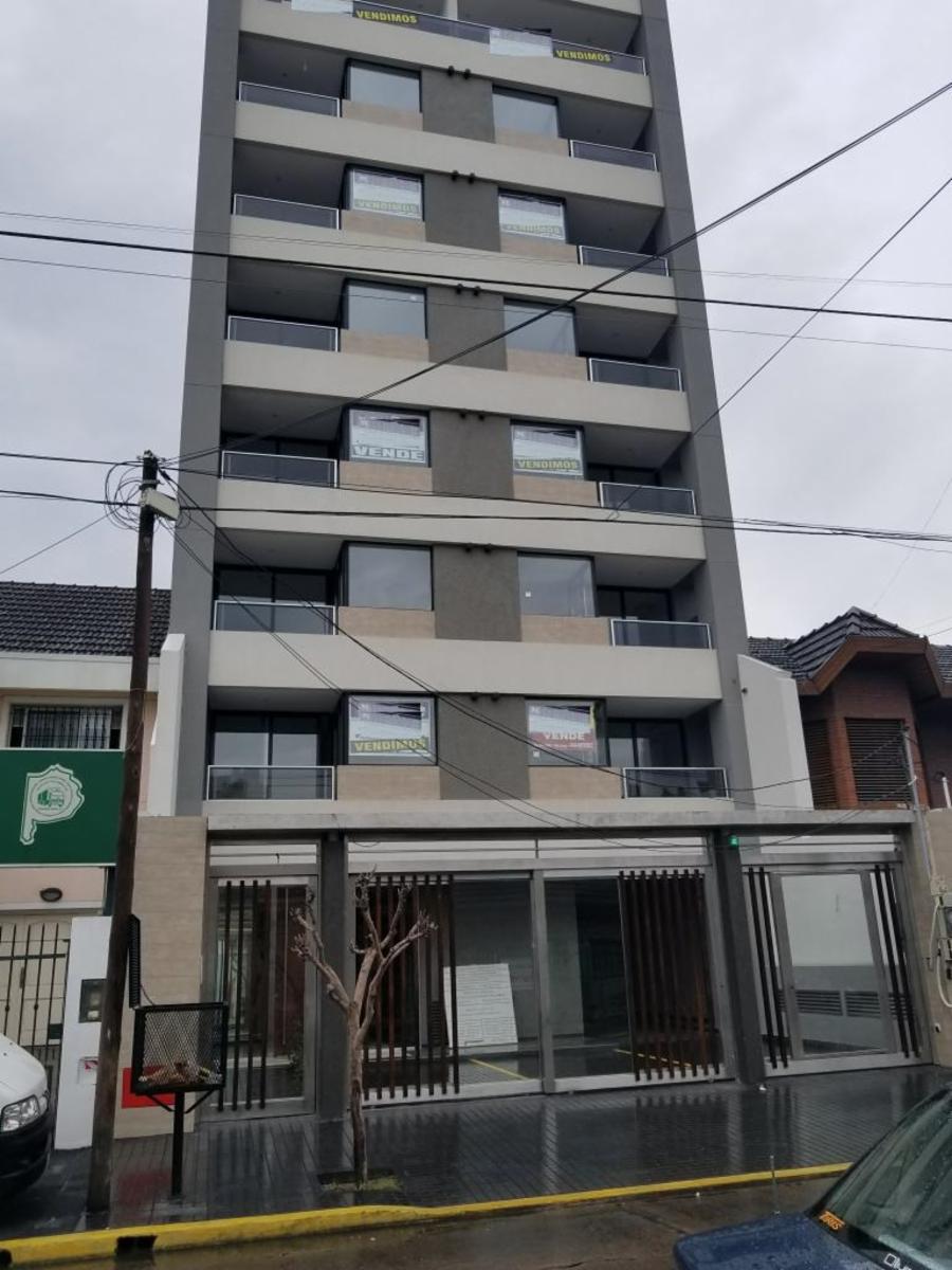 Venta depto. dos ambientes de lujo c/cochera en San Justo Centro