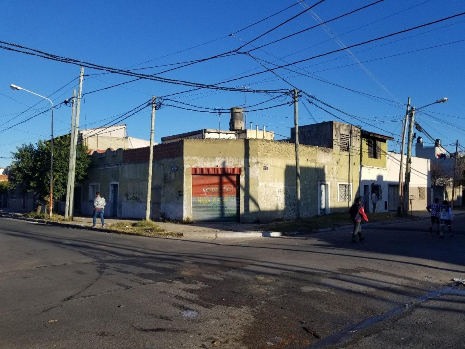 Tres viviendas a reciclar en un lote en La Tablada