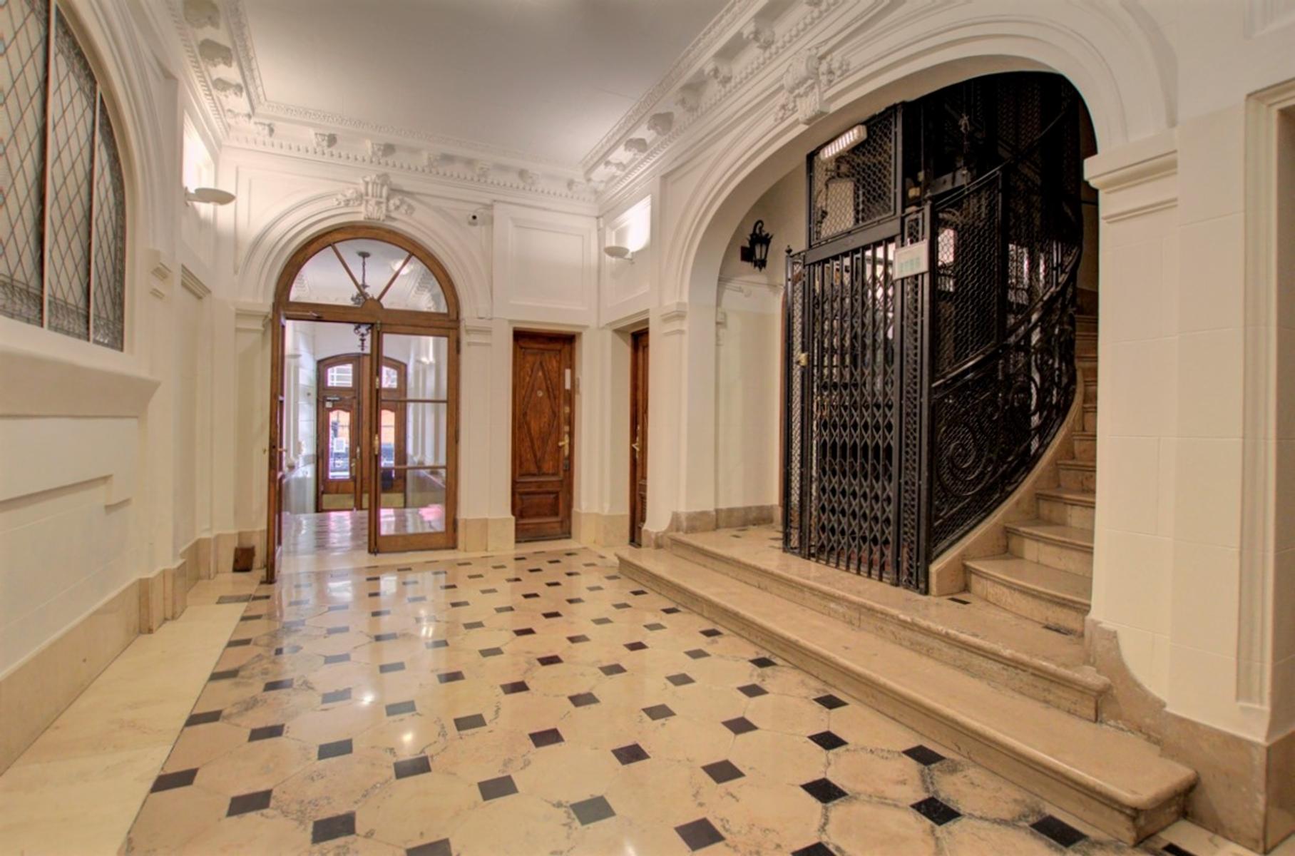 R. Peña y Av. Libertador - Edificio Estilo Francés Categoría - 2 Dor + Atelier en 4°Piso - Divino