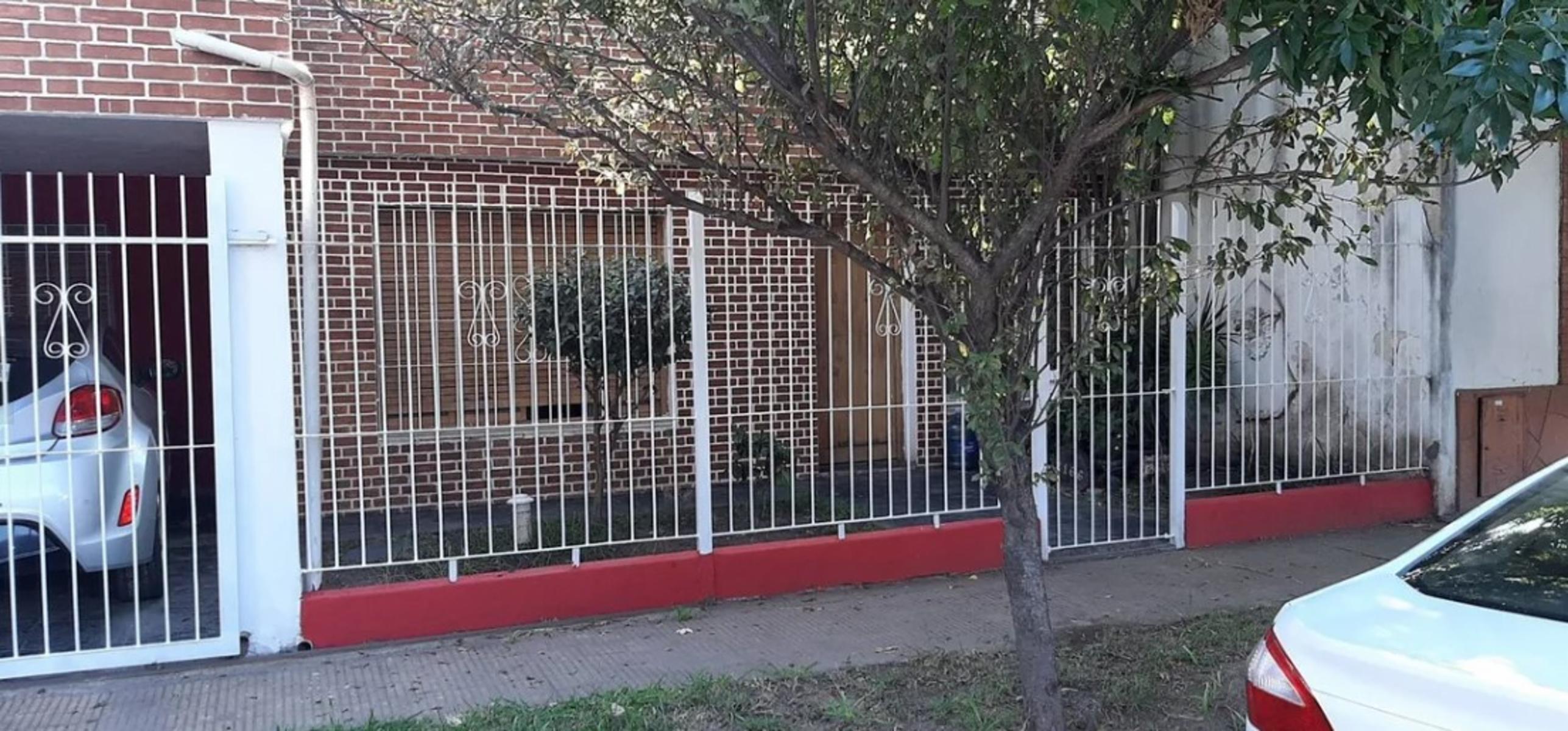 PALOMAR - EXCELENTE CASA CON PILETA
