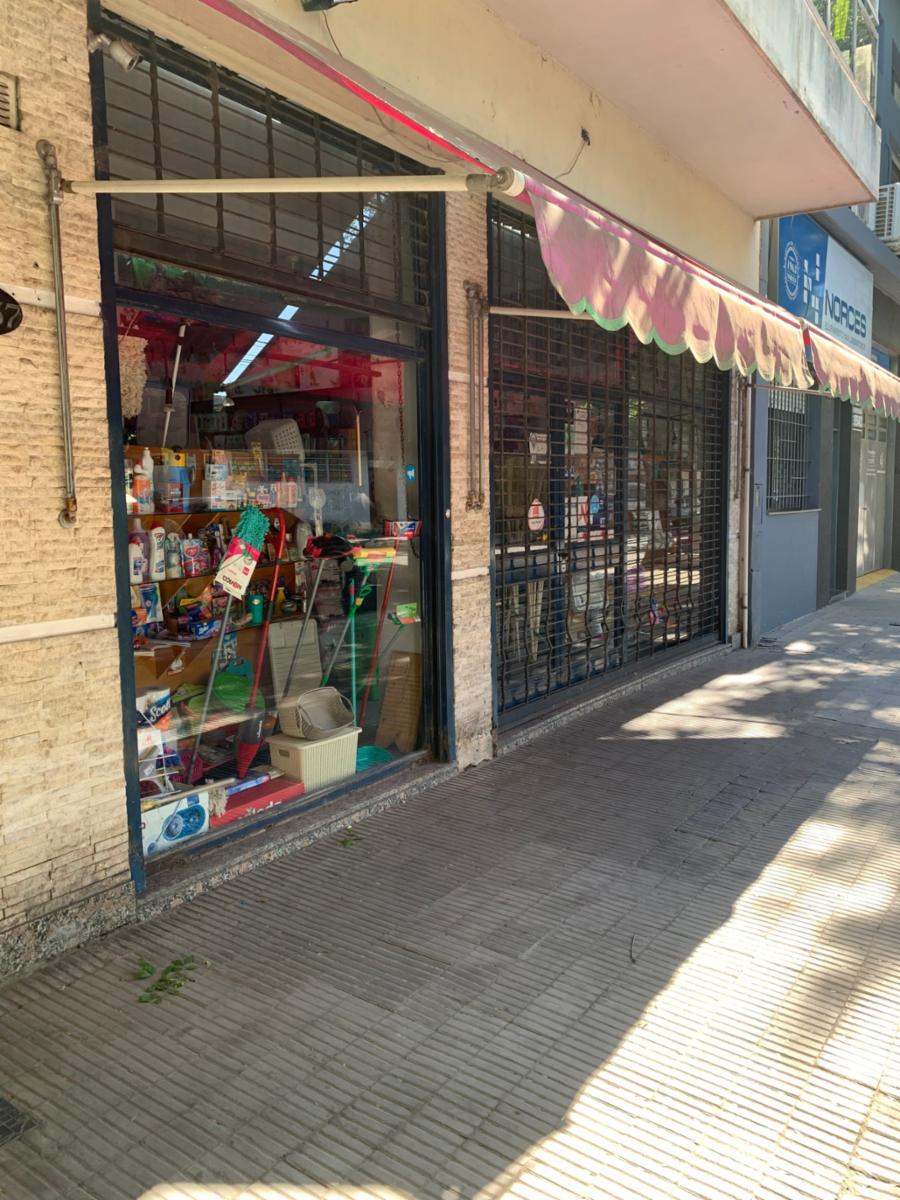 URQUIZA / CAFERATA - Local de 200m2 con frente vidriado y persiana de enrollar.