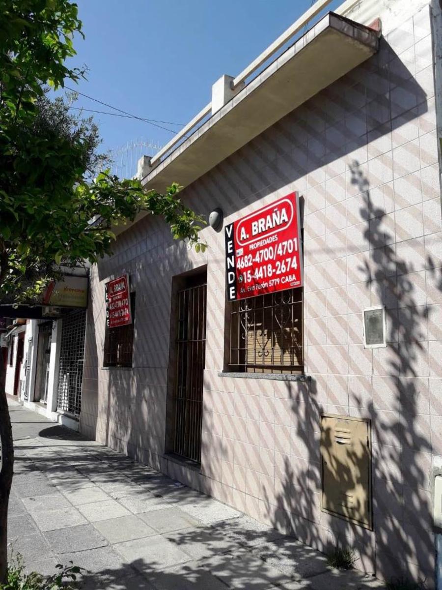 Casa en venta en Villa Lugano 4 ambientes 2 baños Fondo libre con parquey parrilla Terraza Sobre Av. Escalada Zona comercial