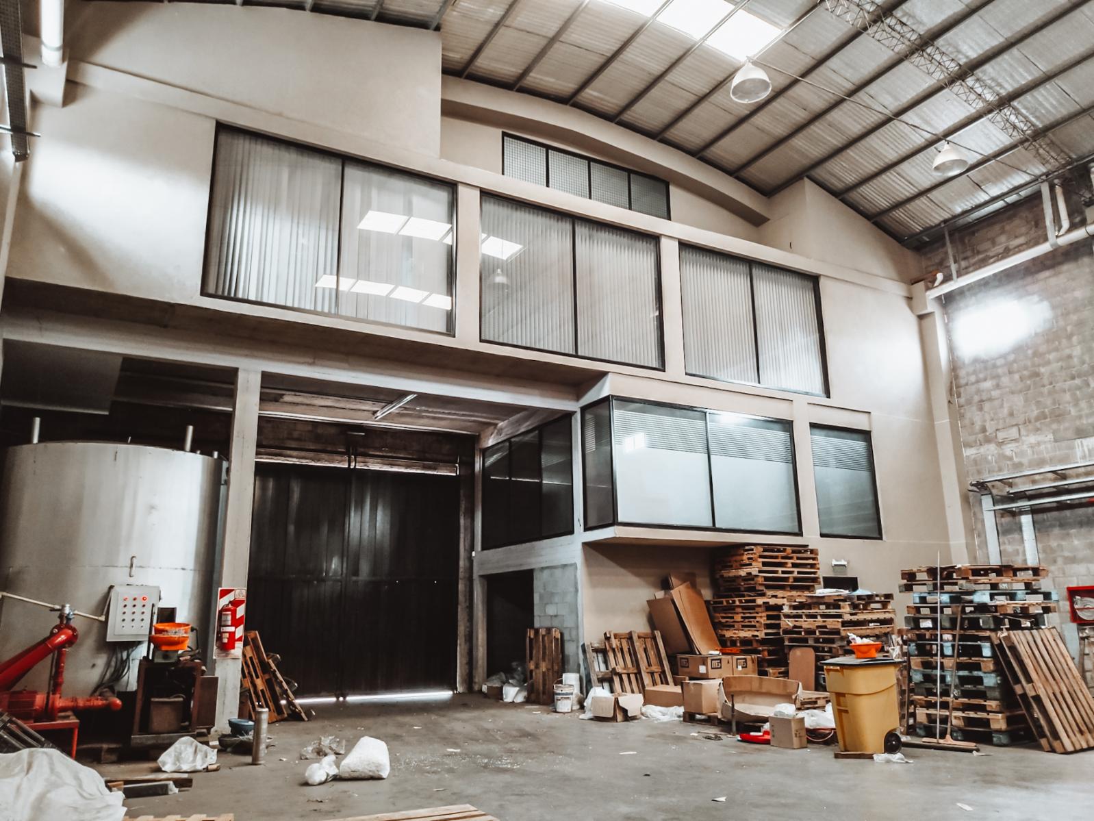 Excelente galpón de 1900 m habilitado para la categoría de industria