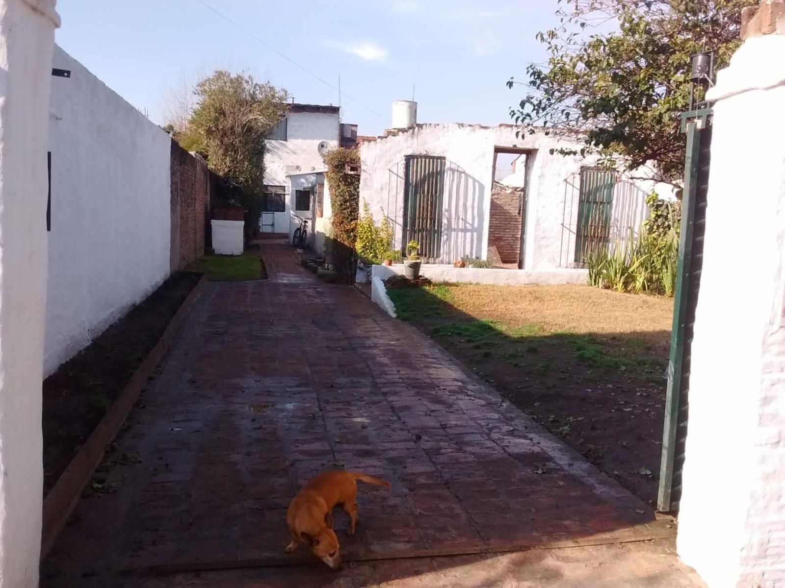 Casa c/ opción a segunda construcción sobre lote de 10 x 30 en Bella Vista