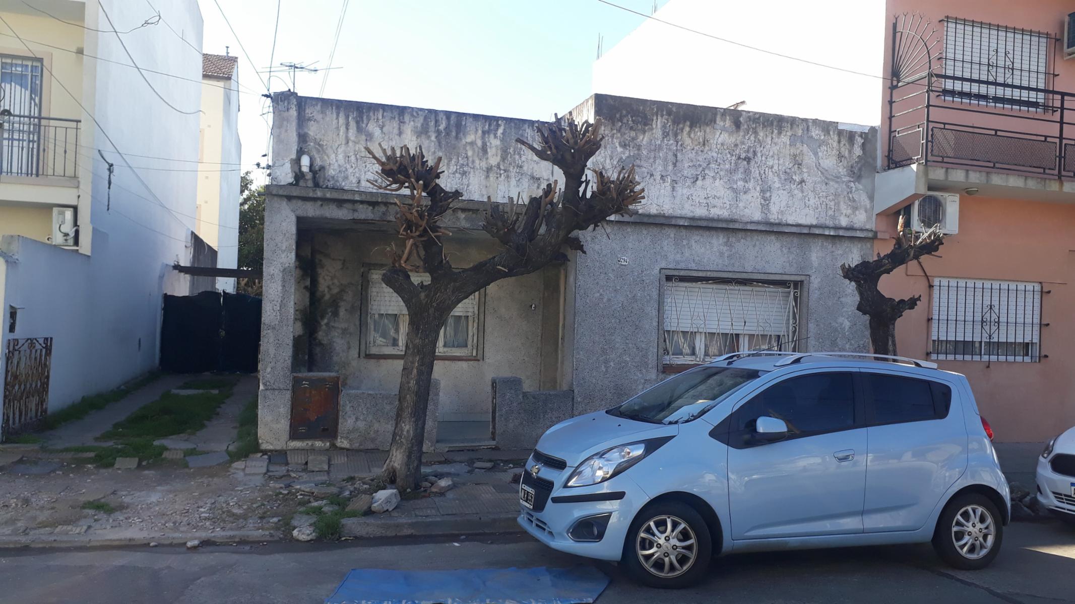 RAMOS MEJIA, CASA A REFACCIONAR CON AMPLIO FONDO, IDEAL CONSTRUCTORES, ZONIFICACION: U1B FOS: 0,60 FOT: 2,25.DENSIDAD: 700 ALTURA MAXIMA: 13 METROS: PLANTA BAJA Y 3 PISOS.TELEFONO: 1159-754137.-