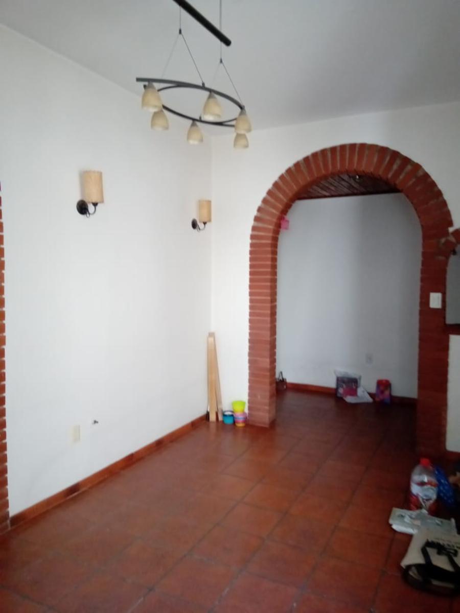 3 AMBIENTES FRENTE 1° PISO X ESCALERA 68 MTS