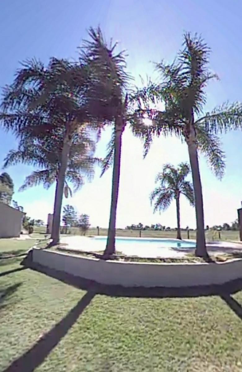 Chalet de tejas 2 dormitorios pileta de material con palemeras