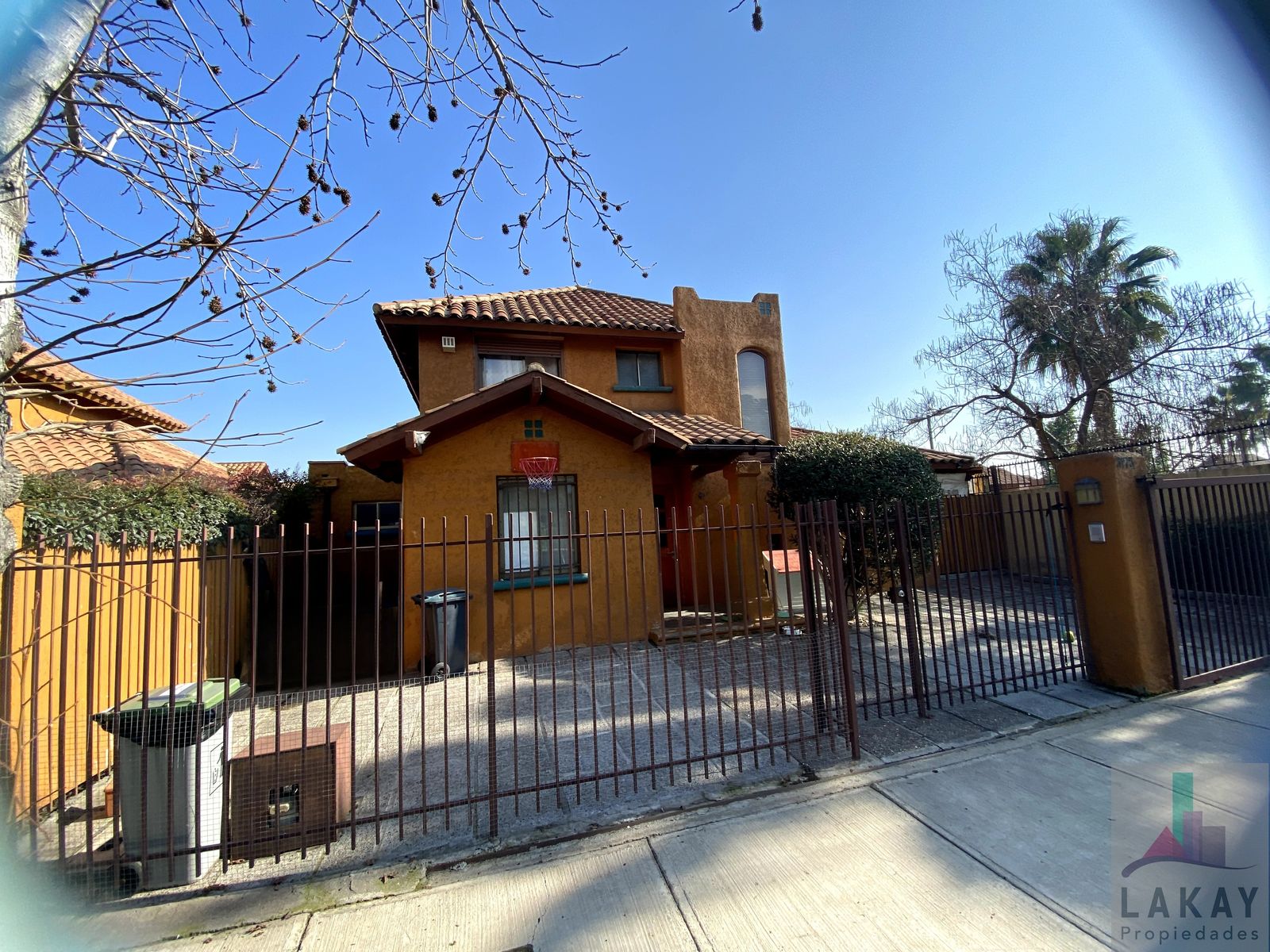 Amplia casa familiar 4D + 4B, con Piscina y Quincho