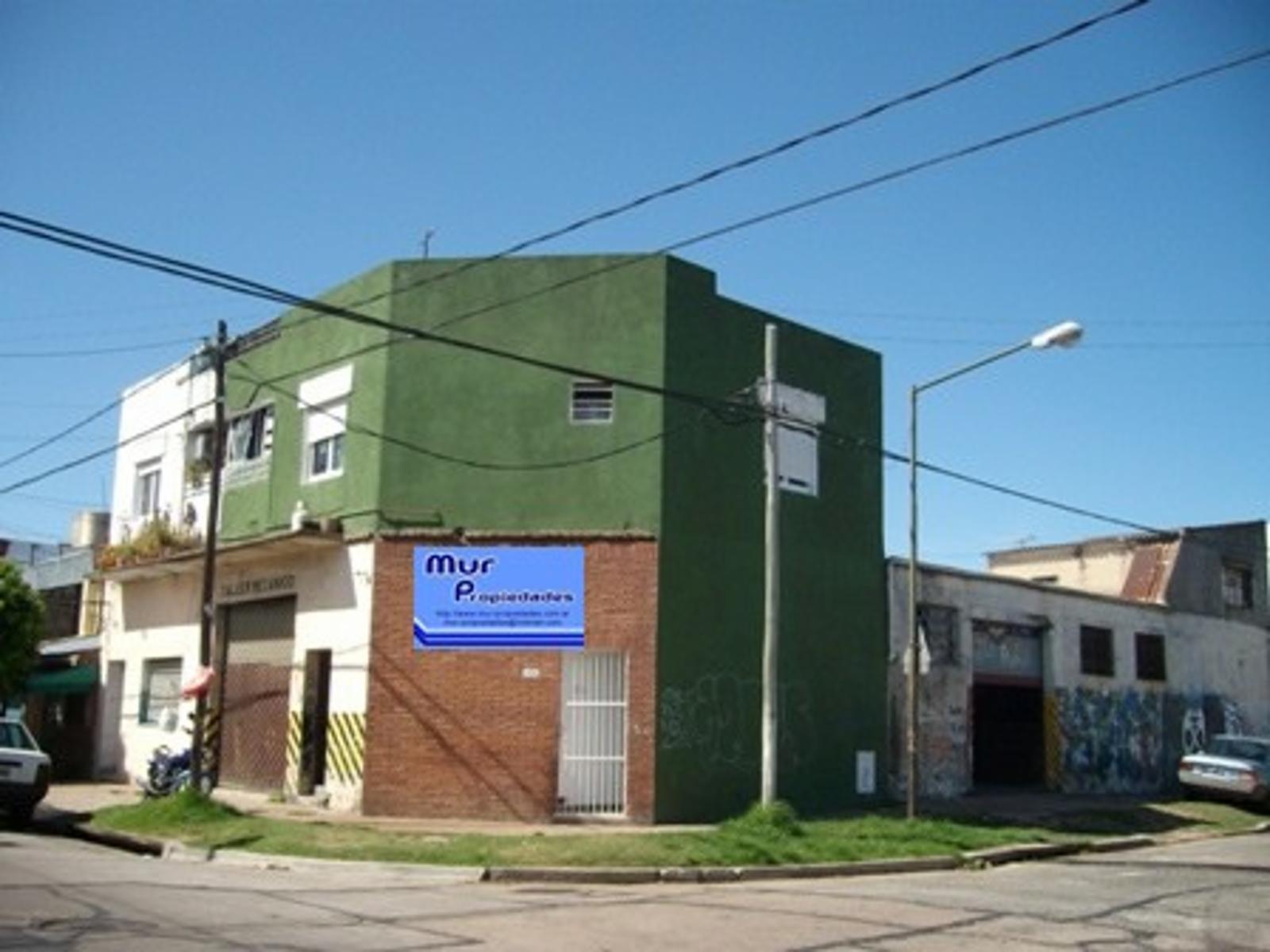 Venta en Block 3 departamentos y 2 galpones