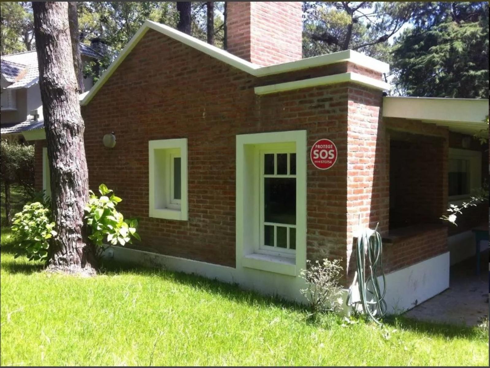 Excelente Chalet En Carilo  de 3 dormitorio y dependencia