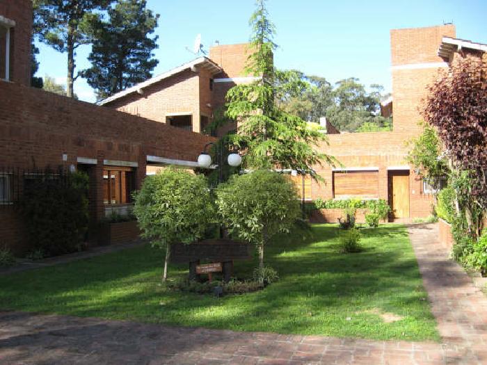 Unidad 1, Dto tipo duplex  en Alquiler Pinamar, jardín,  pariila a 6 cuadras de la playa Ufo Point. 