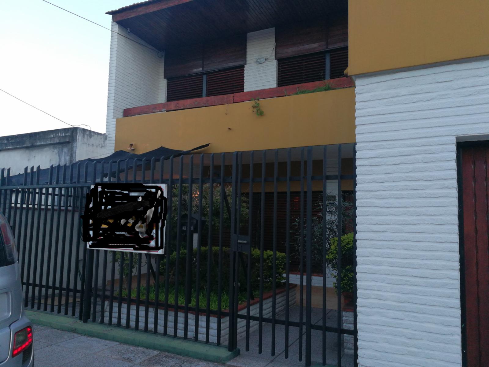 EXCELENTE PROPIEDAD EN CASTELAR SUR 3 HABITACIONES DE CATEGORIA, CON QUINCHO PILETA Y DETALLES DE CATEGORIA