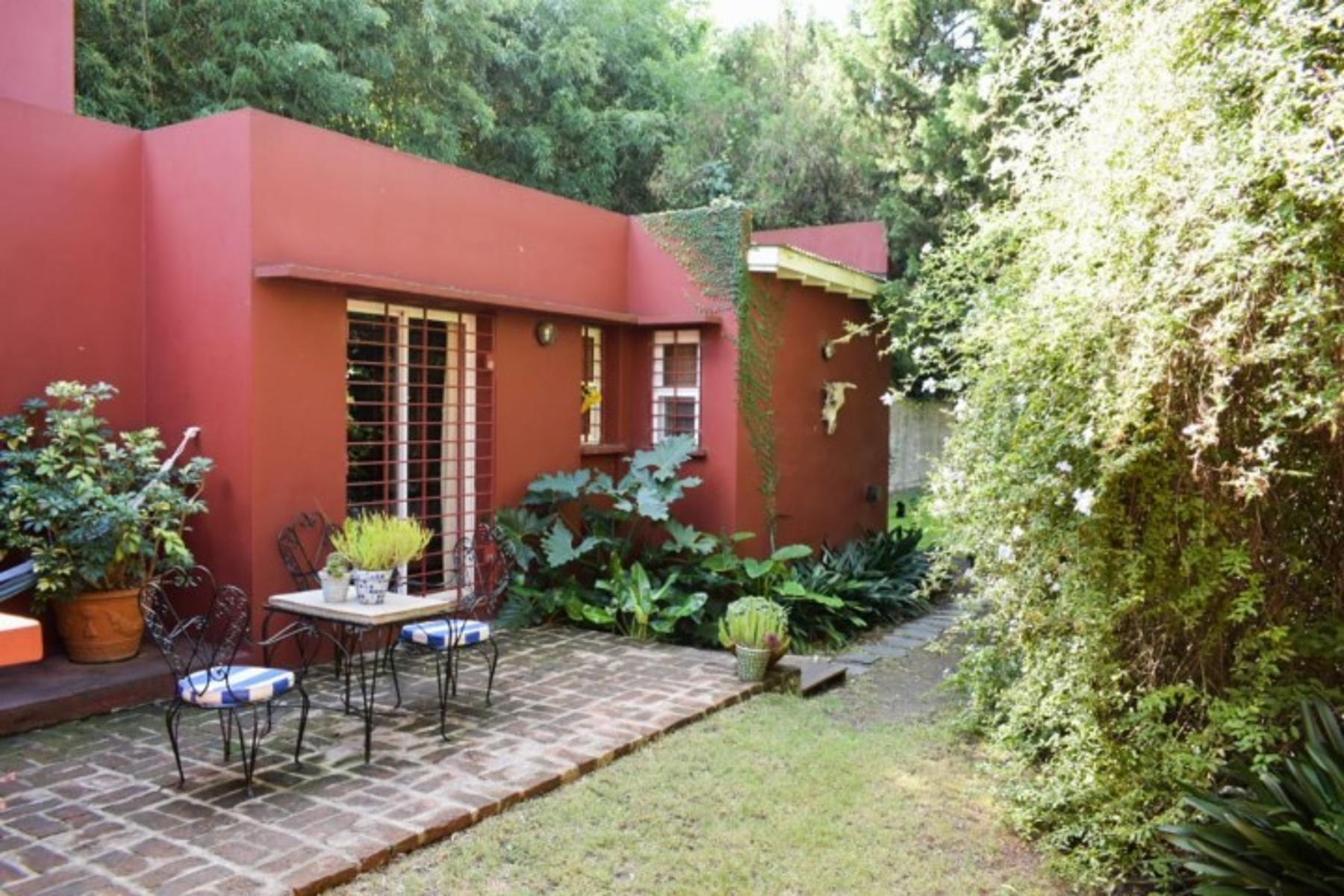 HERMOSA CASA CENTRICA EN MERLO SOBRE LOTE DE 10 X 48 CON DETALLES DE CATEGORIA