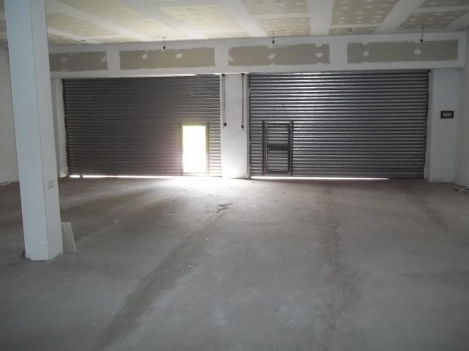GRAN PREDIO EN GENERAL RODRIGUEZ 1900 M2 , GALPON, 2 LOCALES COMERCIALES, PLAYON DE MANIOBRAS, CASA DE CUIDADORES