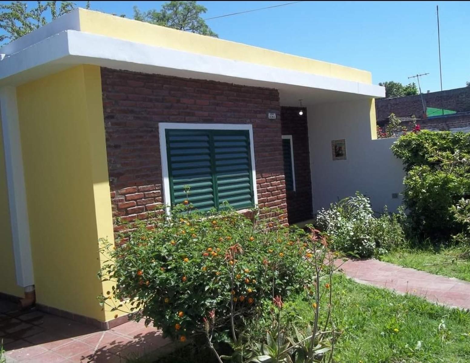 LINDA CASA AMERICANA EN MARIANO ACOSTA MUY BUENA UBICACION A METROS DE RUTA 200
