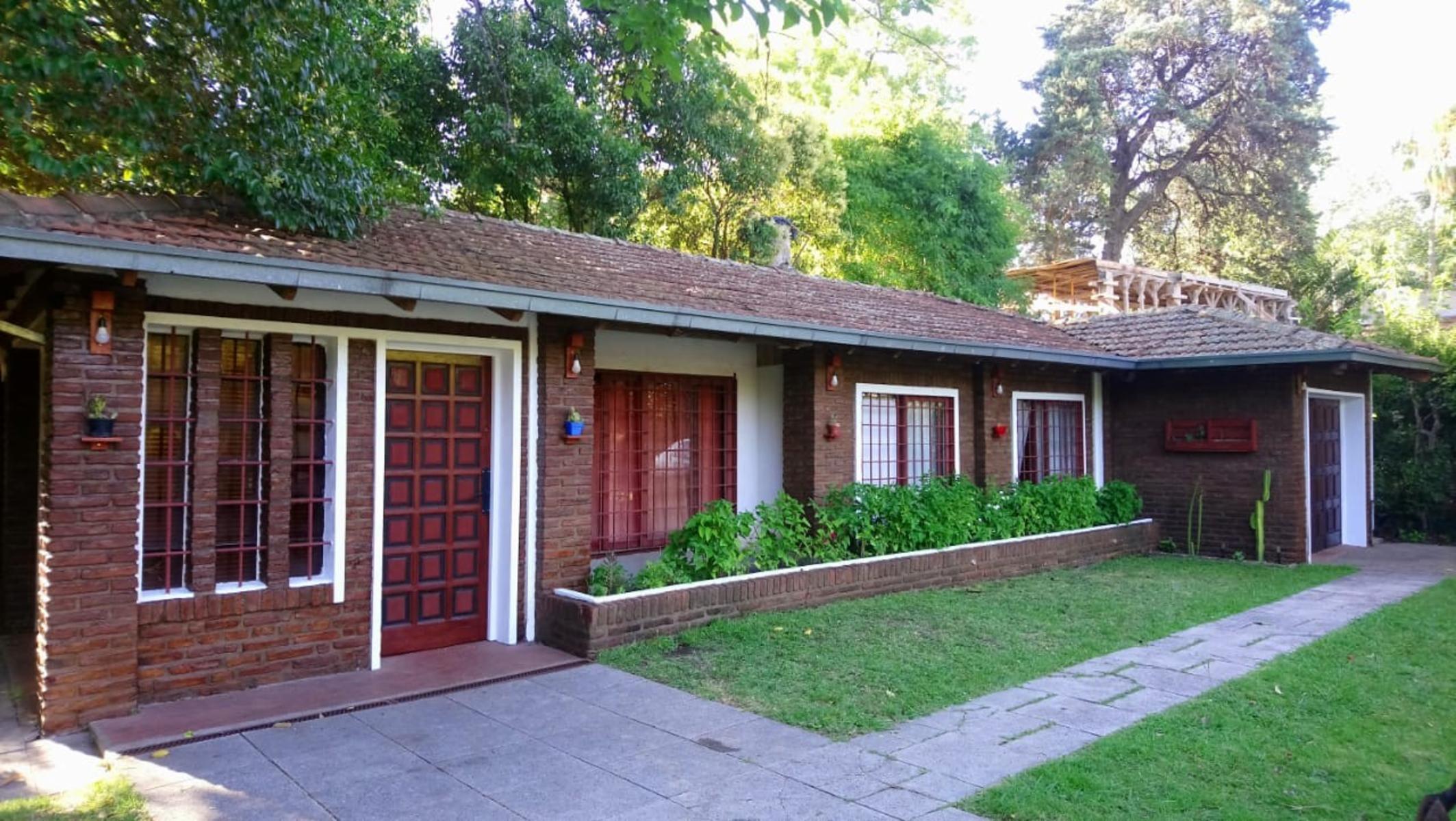 Casa · 100m² · 3 Ambientes · 1 Cochera REMEDIOS , Parque Leloir, Ituzaingó