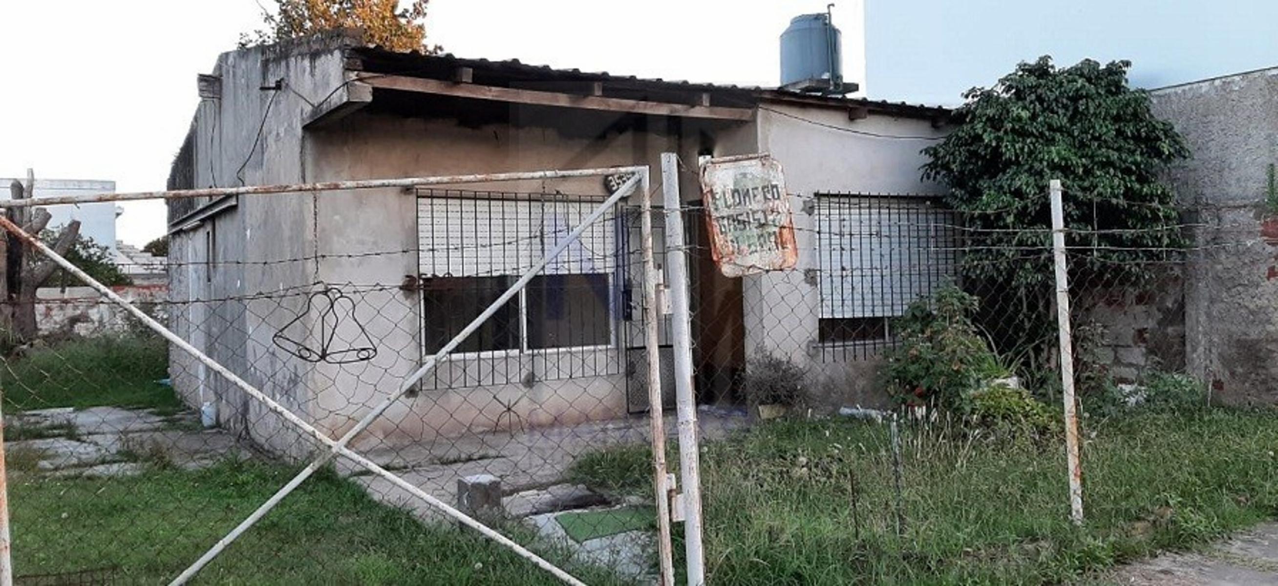 CASA 2 AMBIENTES CON TERRENO BERAZATEGUI