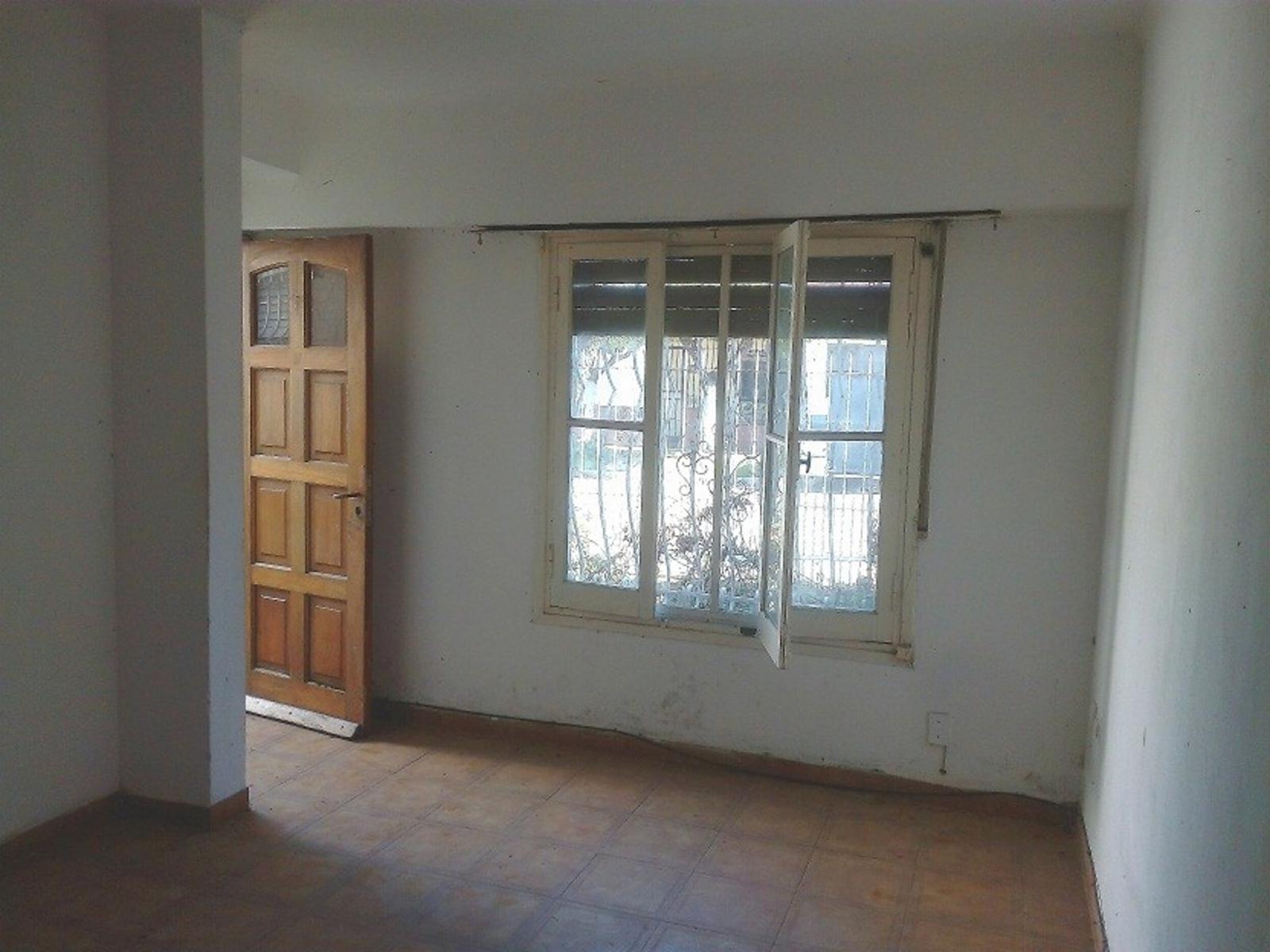 CASA 3 AMBIENTES CON COCHERA Y PARRILLA QUILMES