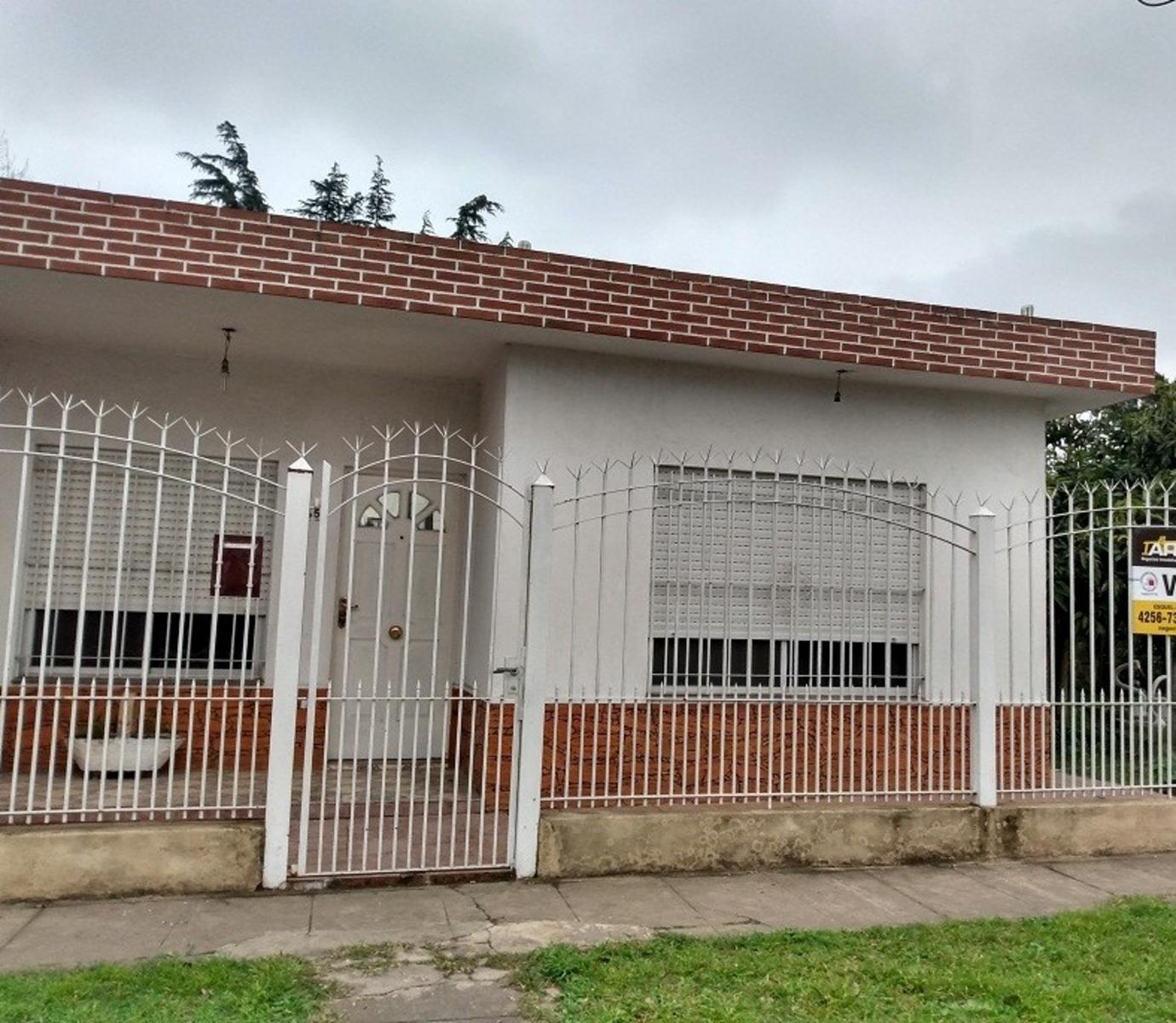 CASA 3 AMBIENTES CON ENTRADA PARA AUTO BERAZATEGUI