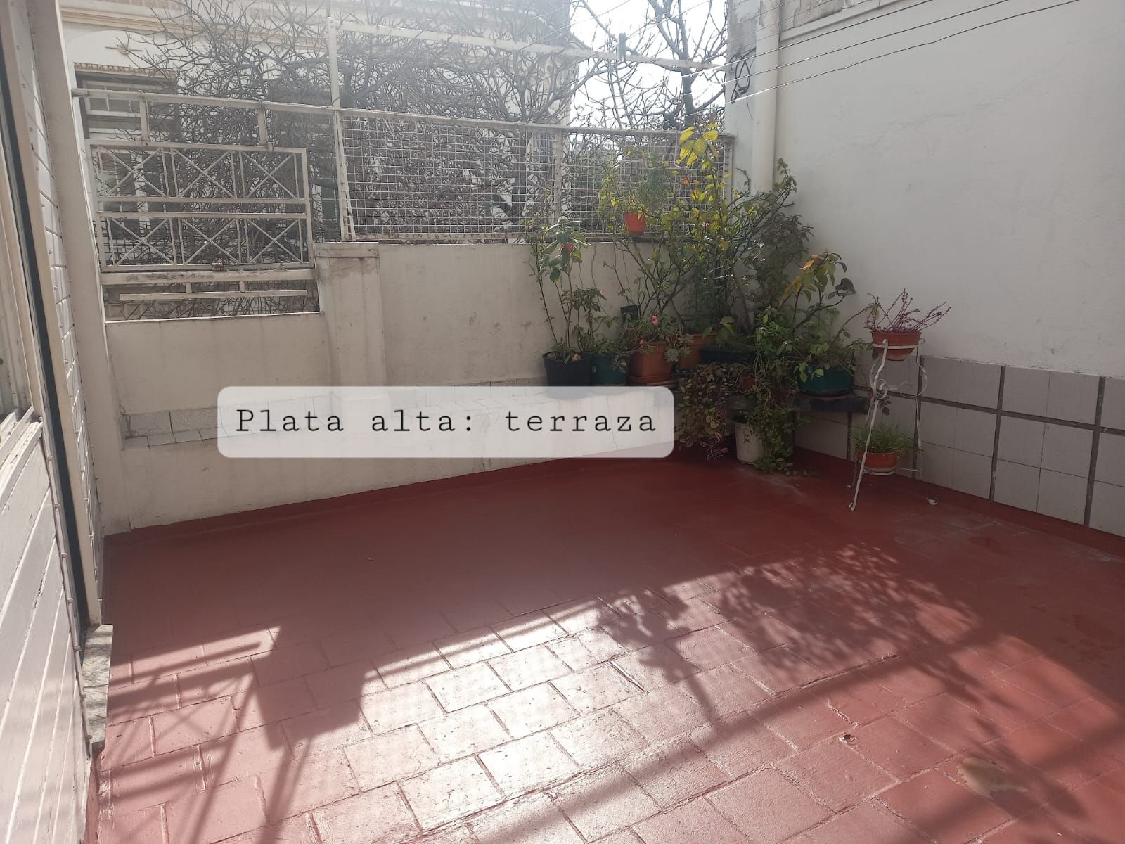 CASA EN VENTA - VIVIENDA MULTIFAMILIAR (3 FAMILIAS) CON PATIO Y TERRAZA
