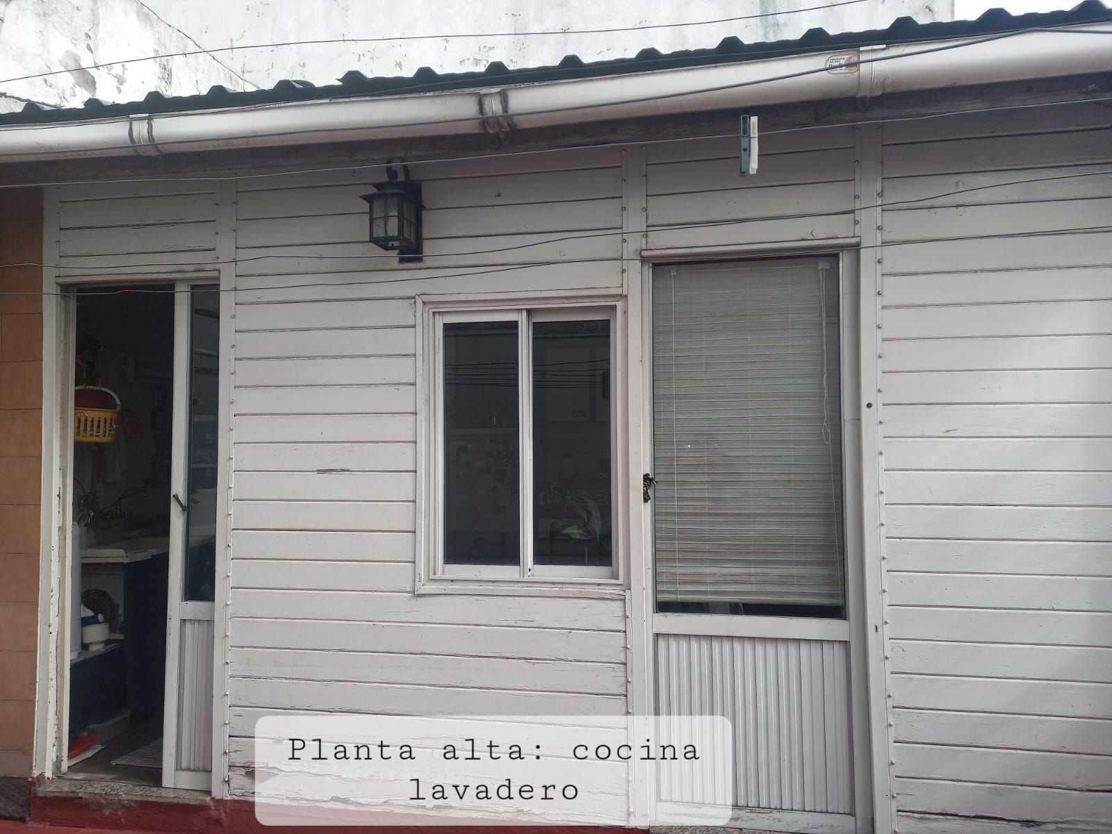 CASA EN VENTA - VIVIENDA MULTIFAMILIAR (3 FAMILIAS) CON PATIO Y TERRAZA