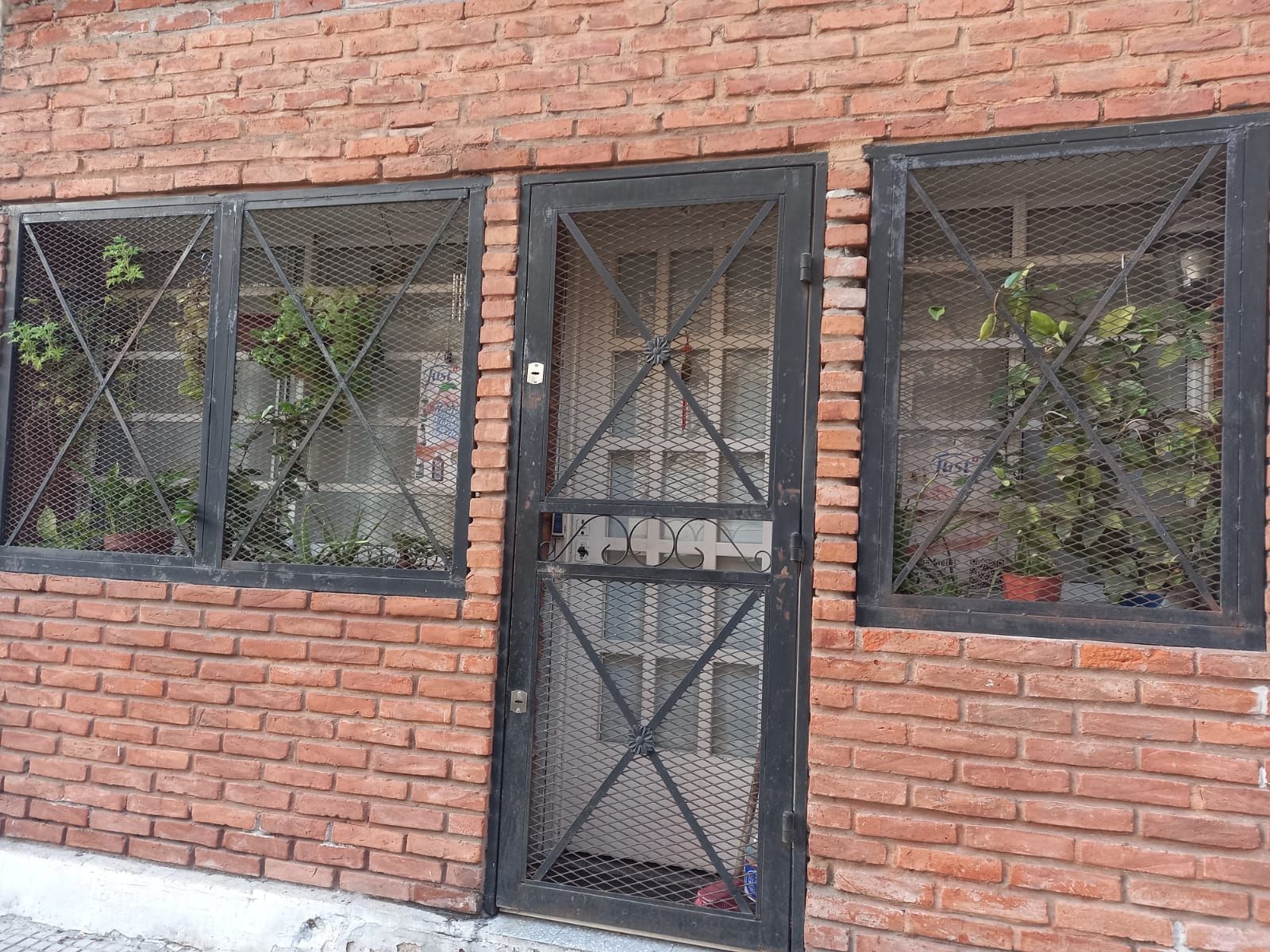 CASA EN VENTA - VIVIENDA MULTIFAMILIAR (3 FAMILIAS) CON PATIO Y TERRAZA