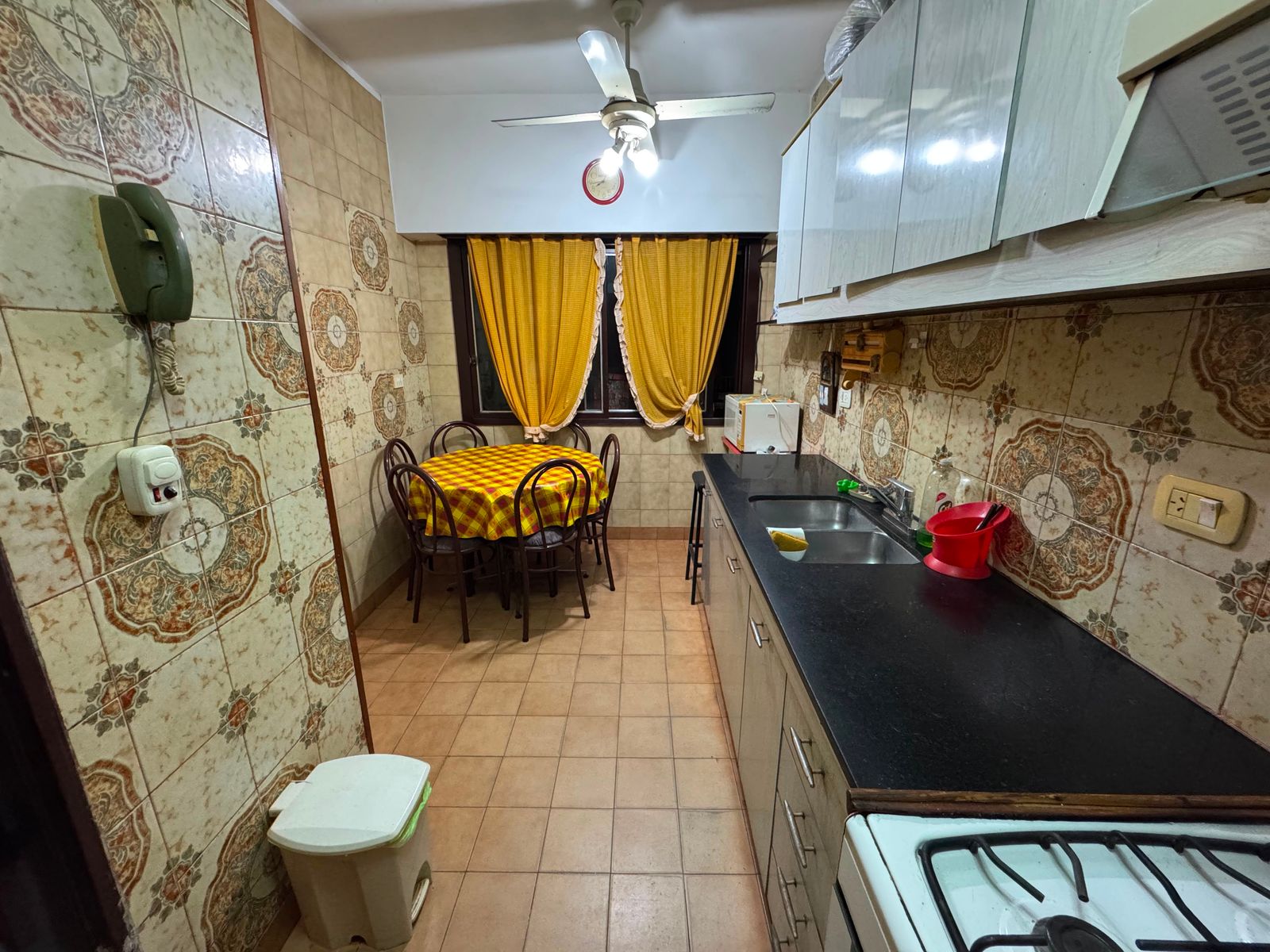 CASA EN VENTA - VIVIENDA MULTIFAMILIAR (3 FAMILIAS) CON PATIO Y TERRAZA