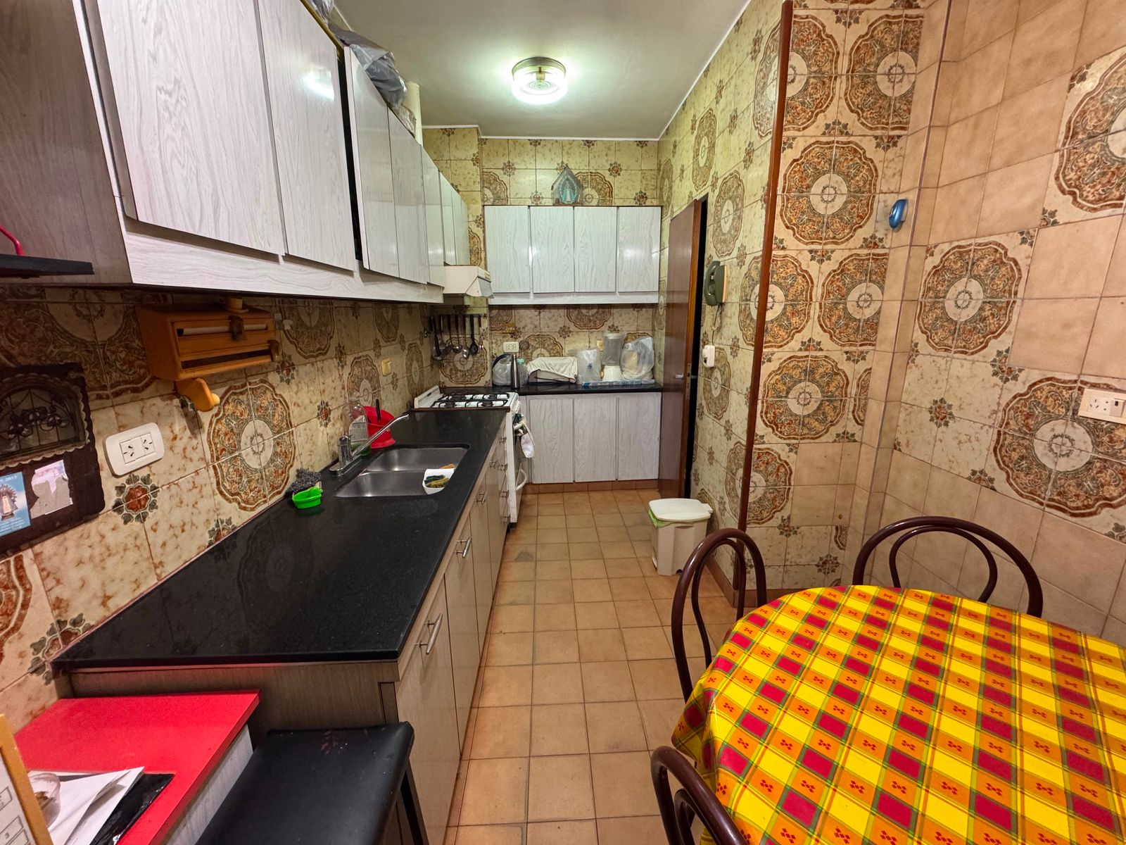 CASA EN VENTA - VIVIENDA MULTIFAMILIAR (3 FAMILIAS) CON PATIO Y TERRAZA