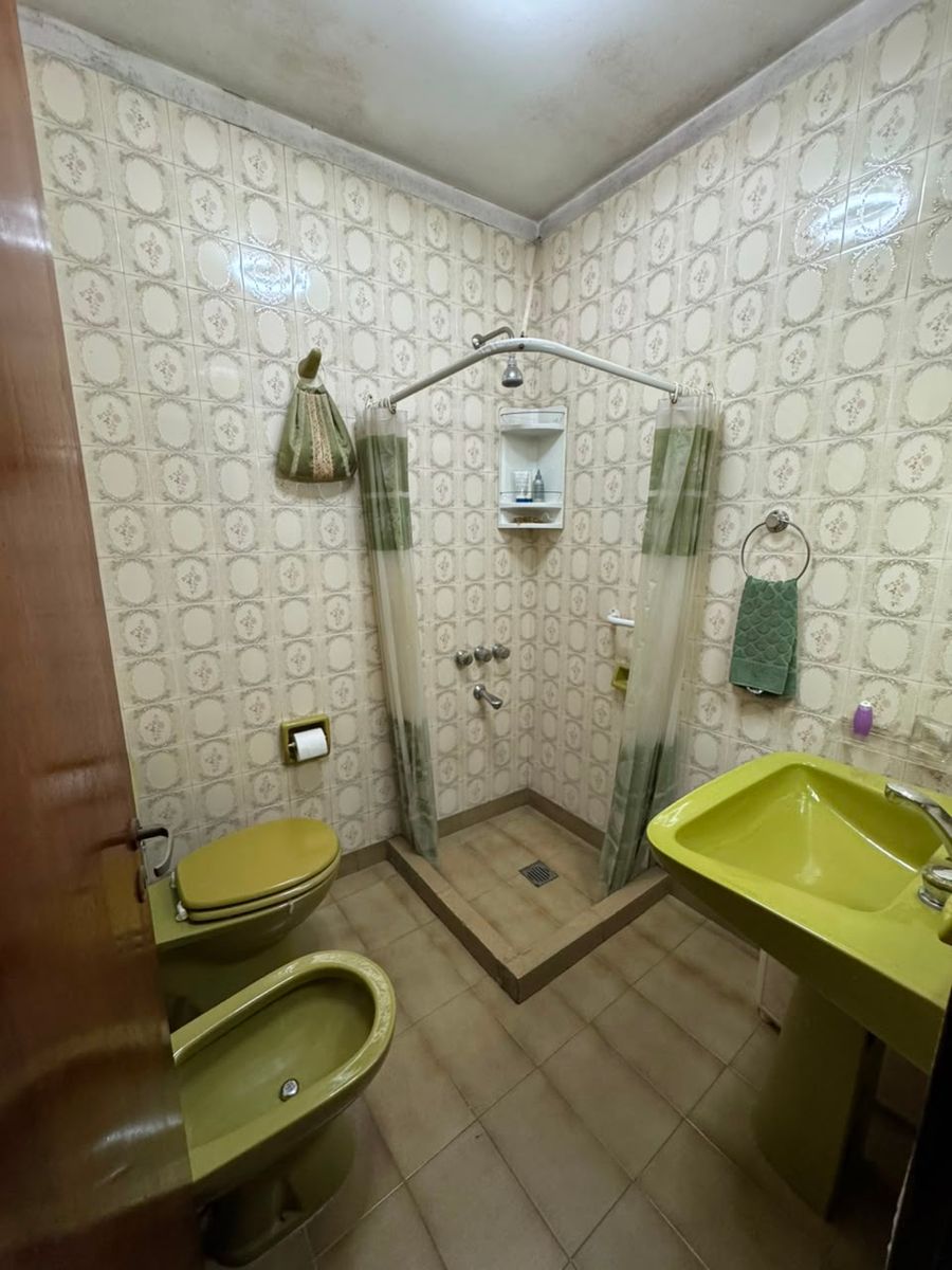 CASA EN VENTA - VIVIENDA MULTIFAMILIAR (3 FAMILIAS) CON PATIO Y TERRAZA
