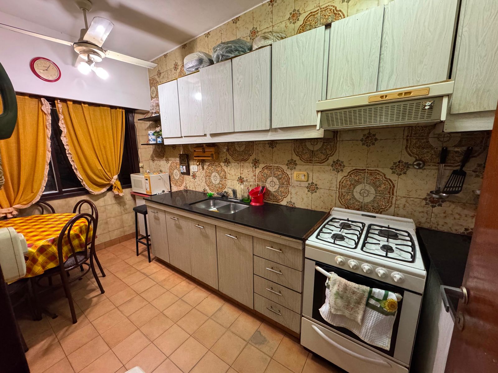 CASA EN VENTA - VIVIENDA MULTIFAMILIAR (3 FAMILIAS) CON PATIO Y TERRAZA