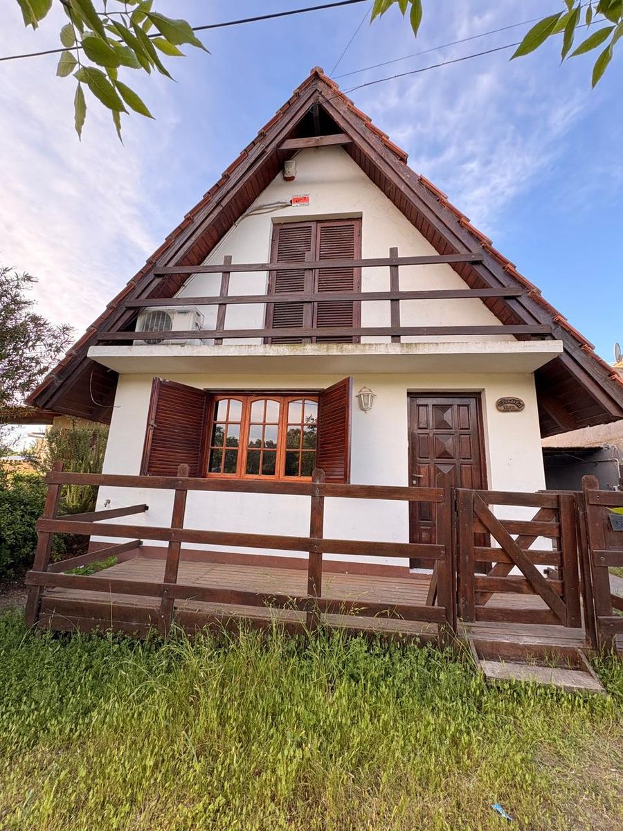 CASA 2 DORMITORIOS CON PATIO A LA VENTA O PERMUTA