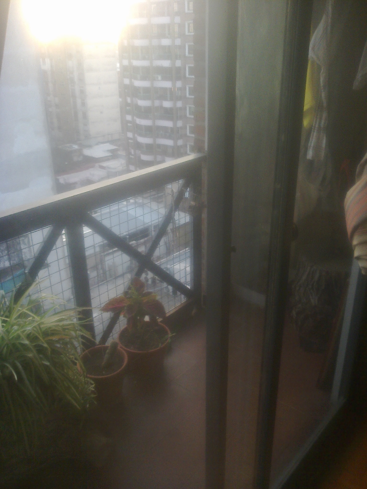 2 AMBIENTES CON BALCÓN , DORMITORIO CON PLACARD , BAÑO COMPLETO , PLACARES AUXILIARES , MUY LUMINOSO EXPENSAS 1300 , MORON centro