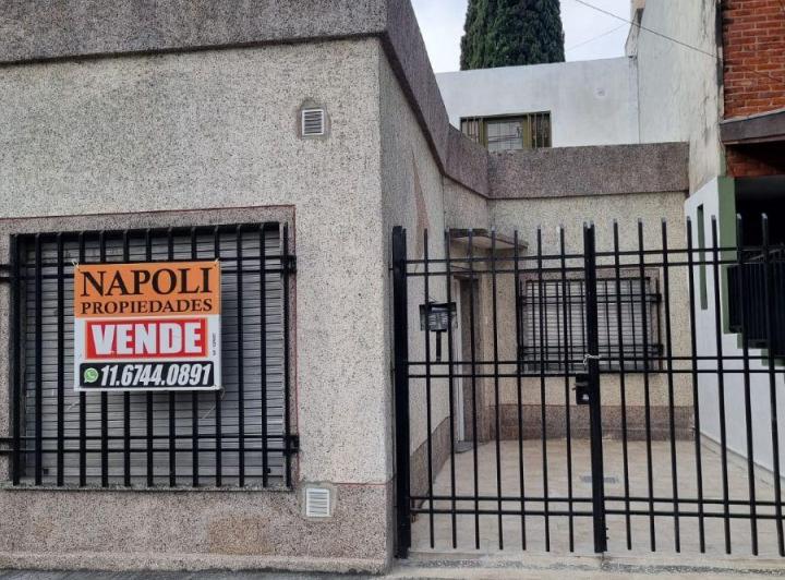 Casa en Lote Propio (No Ph) de 3 Ambientes con Cochera Oportunidad Para Refaccionar, Gba Oeste - Zonaprop