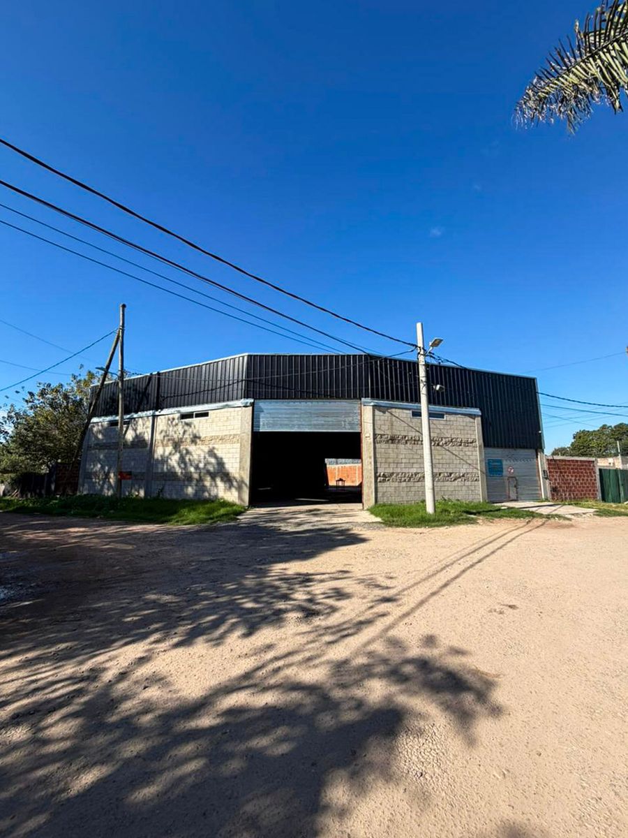 Galpón Comercial en esquina Asturias y los Aromos