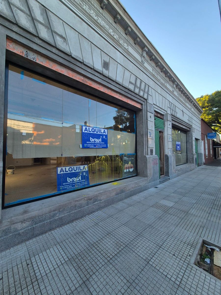 Amplio Local Comercial en Carlos Pellegrini 860